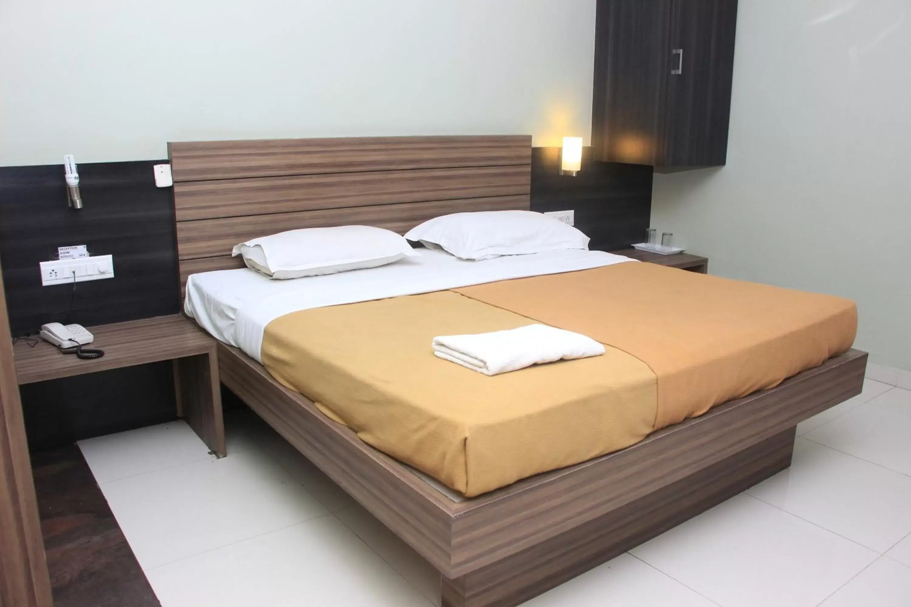 Standard Double Room Non AC in Hotel Sham Suman, Kolhapur- Opposite To Mahalaxmi Temple Standard Double Room Non AC in Hotel Sham Suman, Kolhapur- Opposite To Mahalaxmi Temple