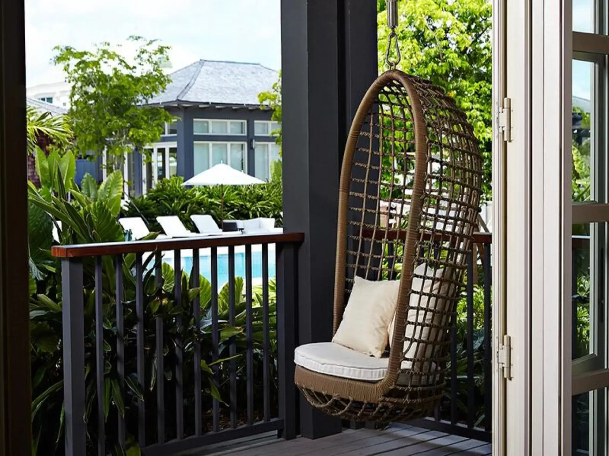 Junior Suite with Pool View in The Island House Junior Suite with Pool View in The Island House