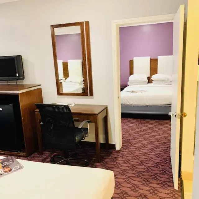 Two-Bedroom Suite in Hotel Pacific, Manhattan Beach Two-Bedroom Suite in Hotel Pacific, Manhattan Beach