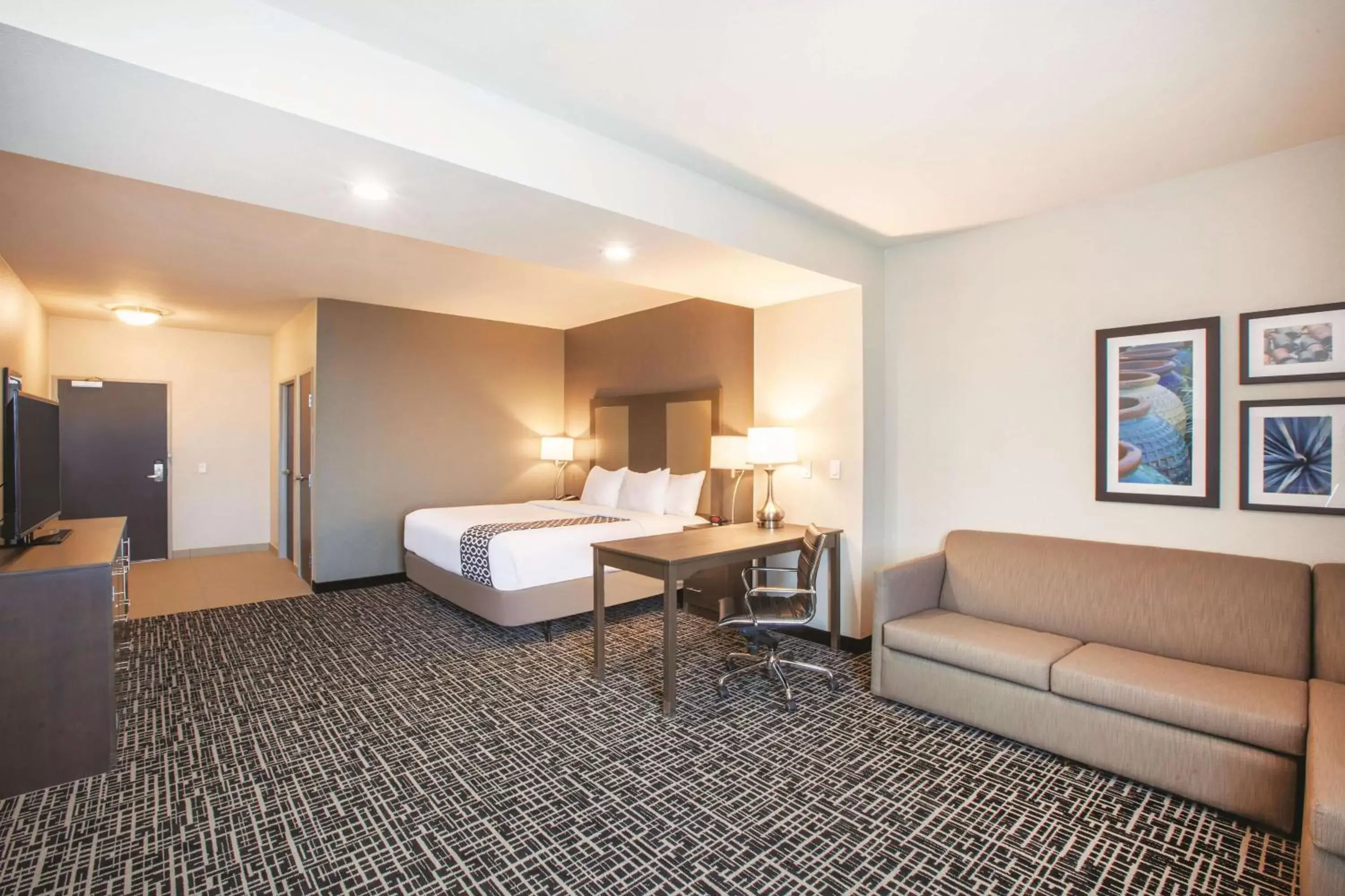 Deluxe King Room with Bath Tub - Mobility/Hearing Accessible - Non-Smoking in La Quinta by Wyndham San Marcos Outlet Mall Deluxe King Room with Bath Tub - Mobility/Hearing Accessible - Non-Smoking in La Quinta by Wyndham San Marcos Outlet Mall