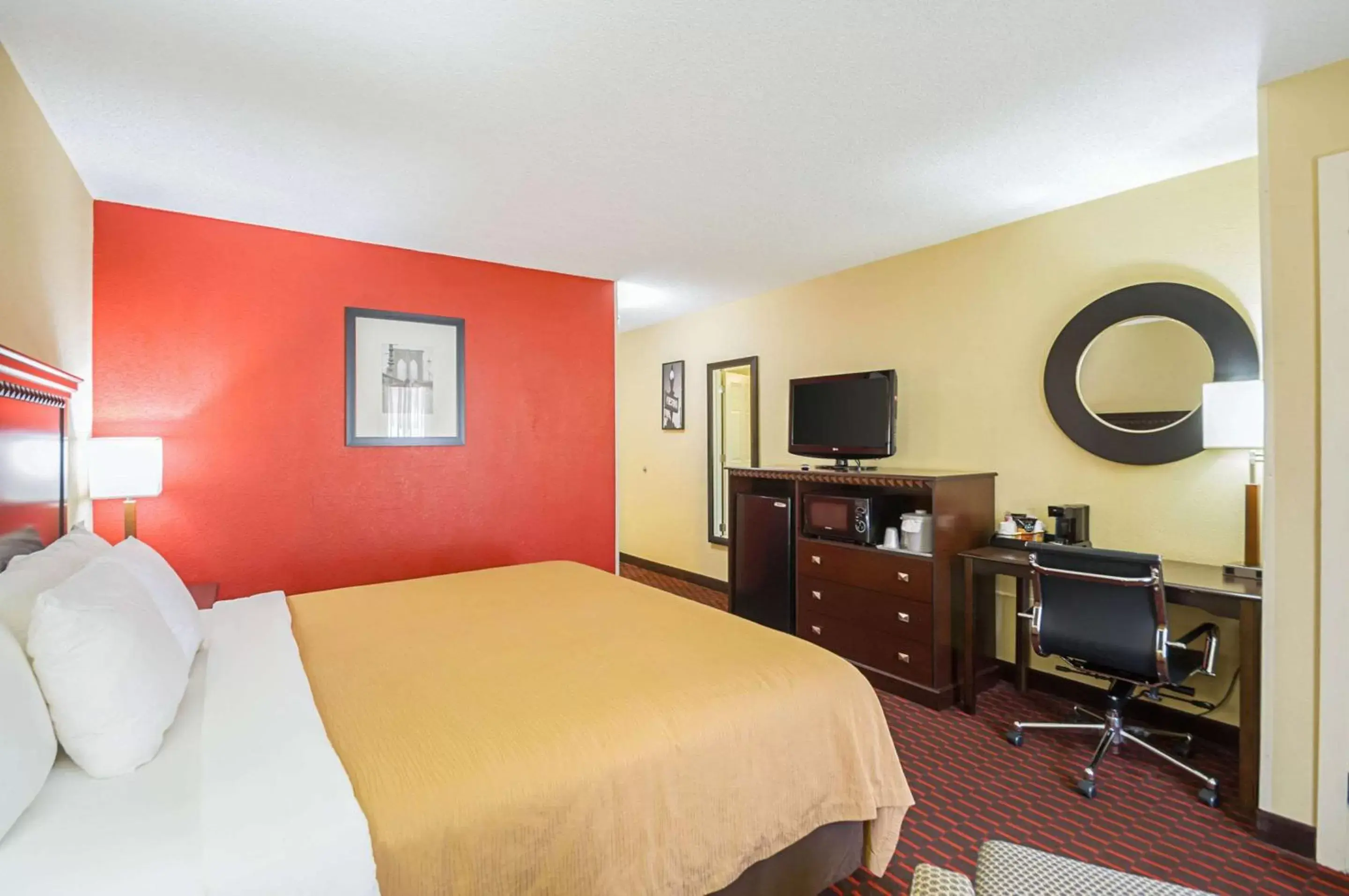 King Room - Accessible/Non-Smoking in Quality Inn & Suites King Room - Accessible/Non-Smoking in Quality Inn & Suites