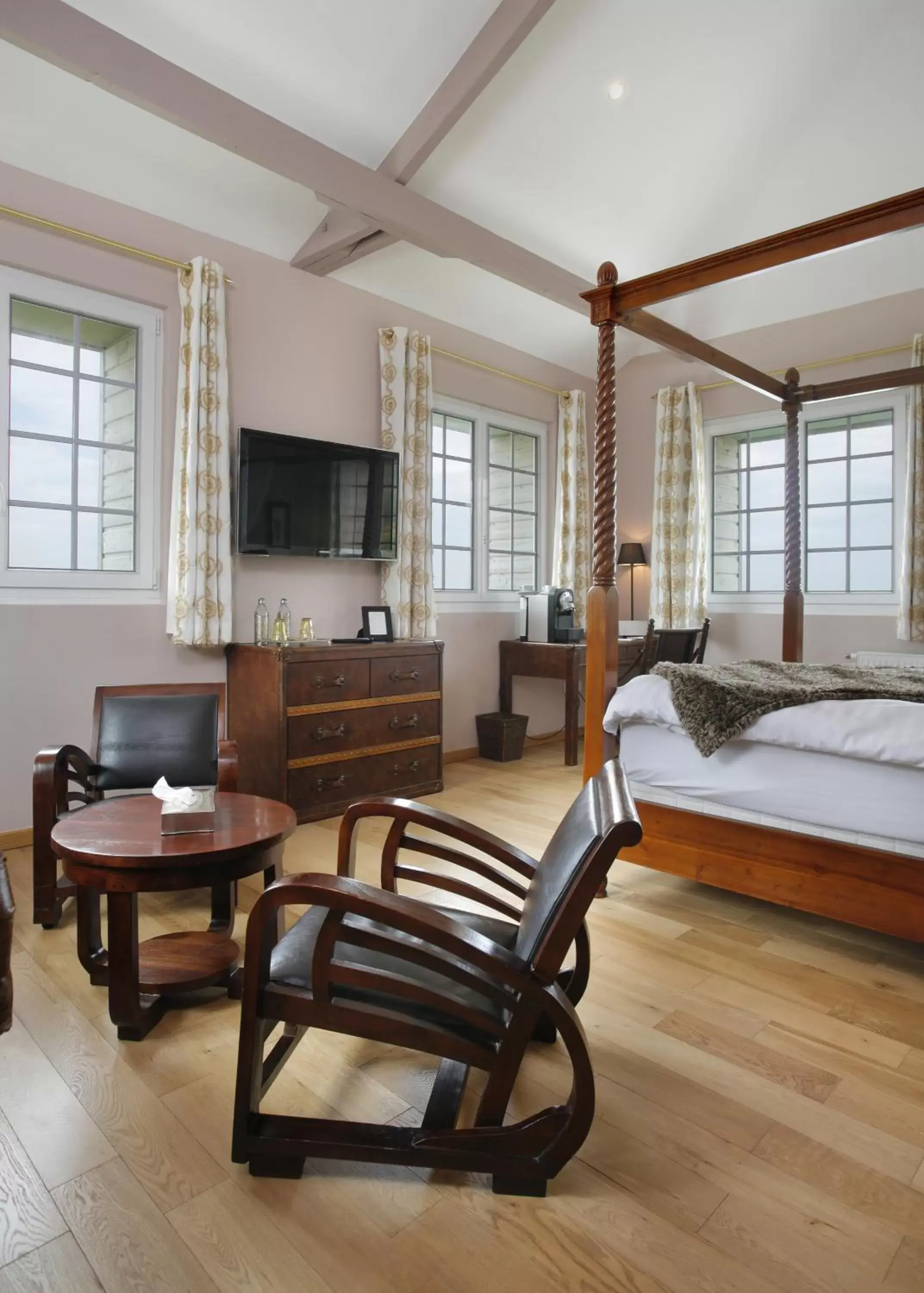 Junior Suite with Sea View in The Originals Hôtel Le Cise Restaurant Chambres et Suites Junior Suite with Sea View in The Originals Hôtel Le Cise Restaurant Chambres et Suites