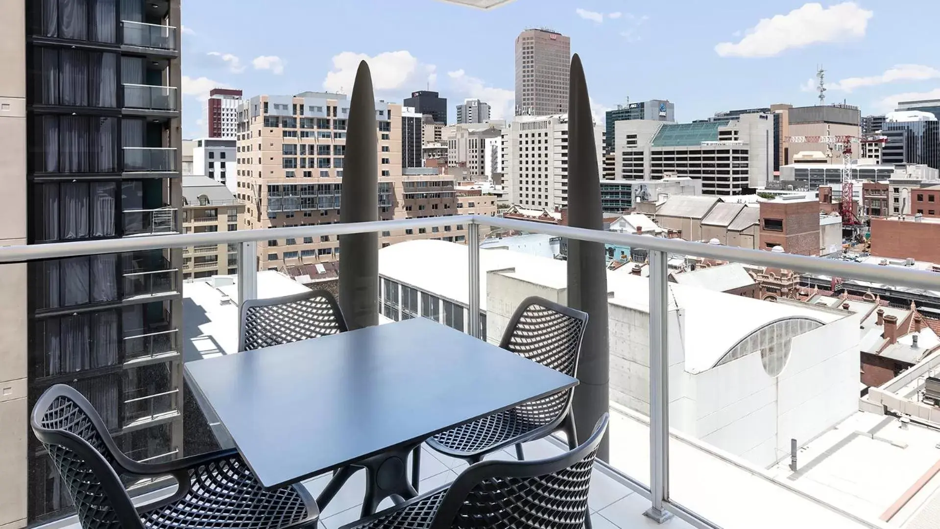 Deluxe Two-Bedroom Apartment in Oaks Adelaide Embassy Suites Deluxe Two-Bedroom Apartment in Oaks Adelaide Embassy Suites