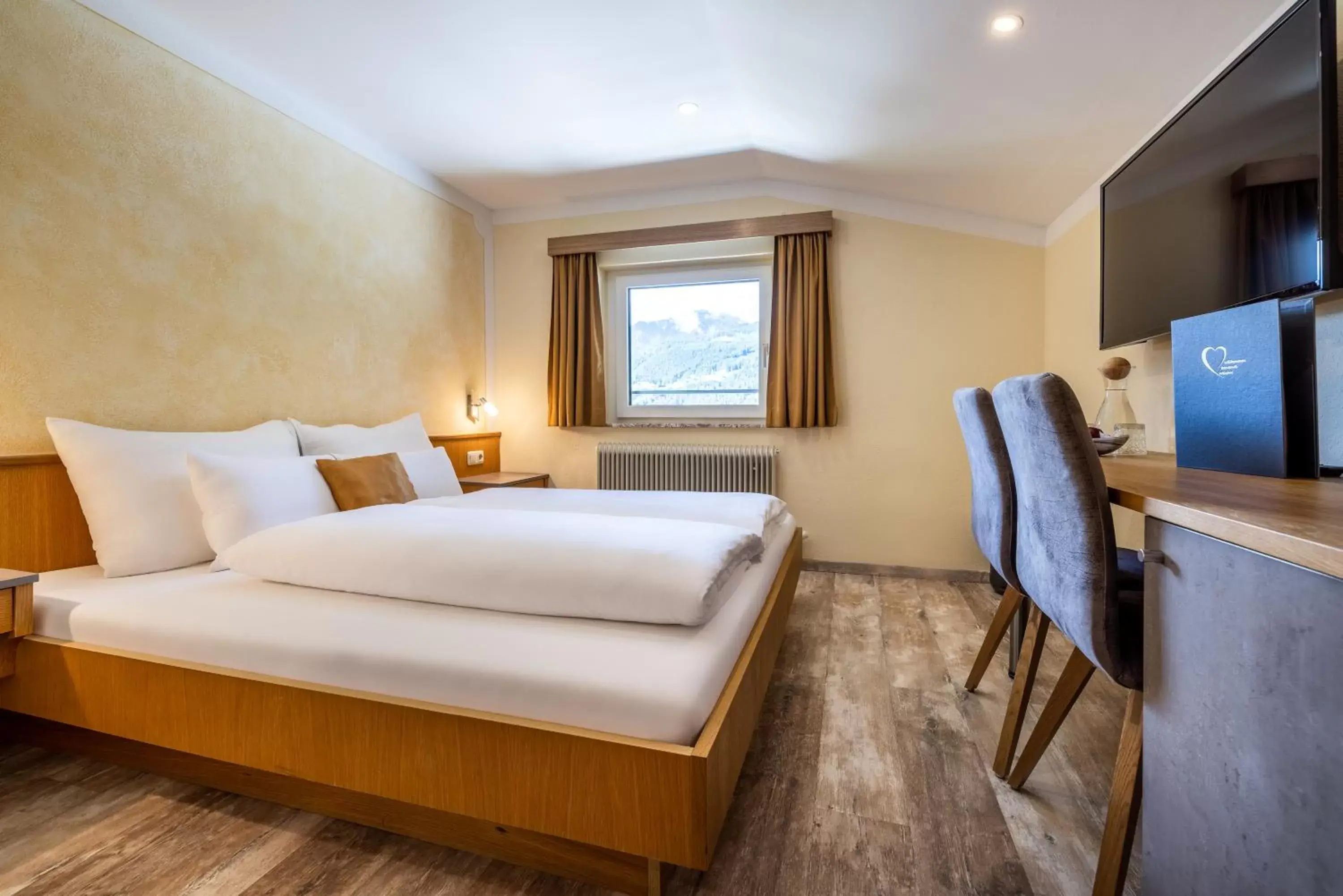 Budget Double Room 2nd Floor with Castle View in Der Burgblick-Adults Only Budget Double Room 2nd Floor with Castle View in Der Burgblick-Adults Only