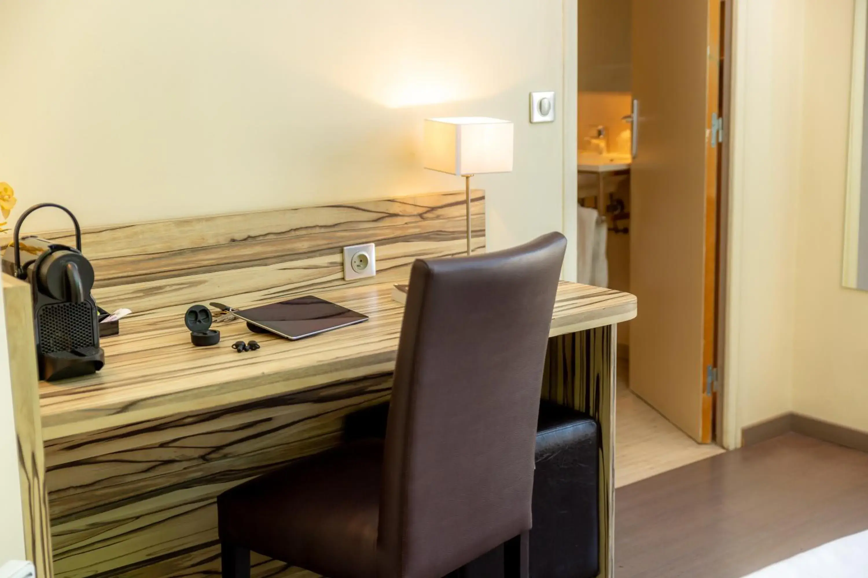 Comfort Twin Room in Hotel Terminus Saint-Charles Comfort Twin Room in Hotel Terminus Saint-Charles