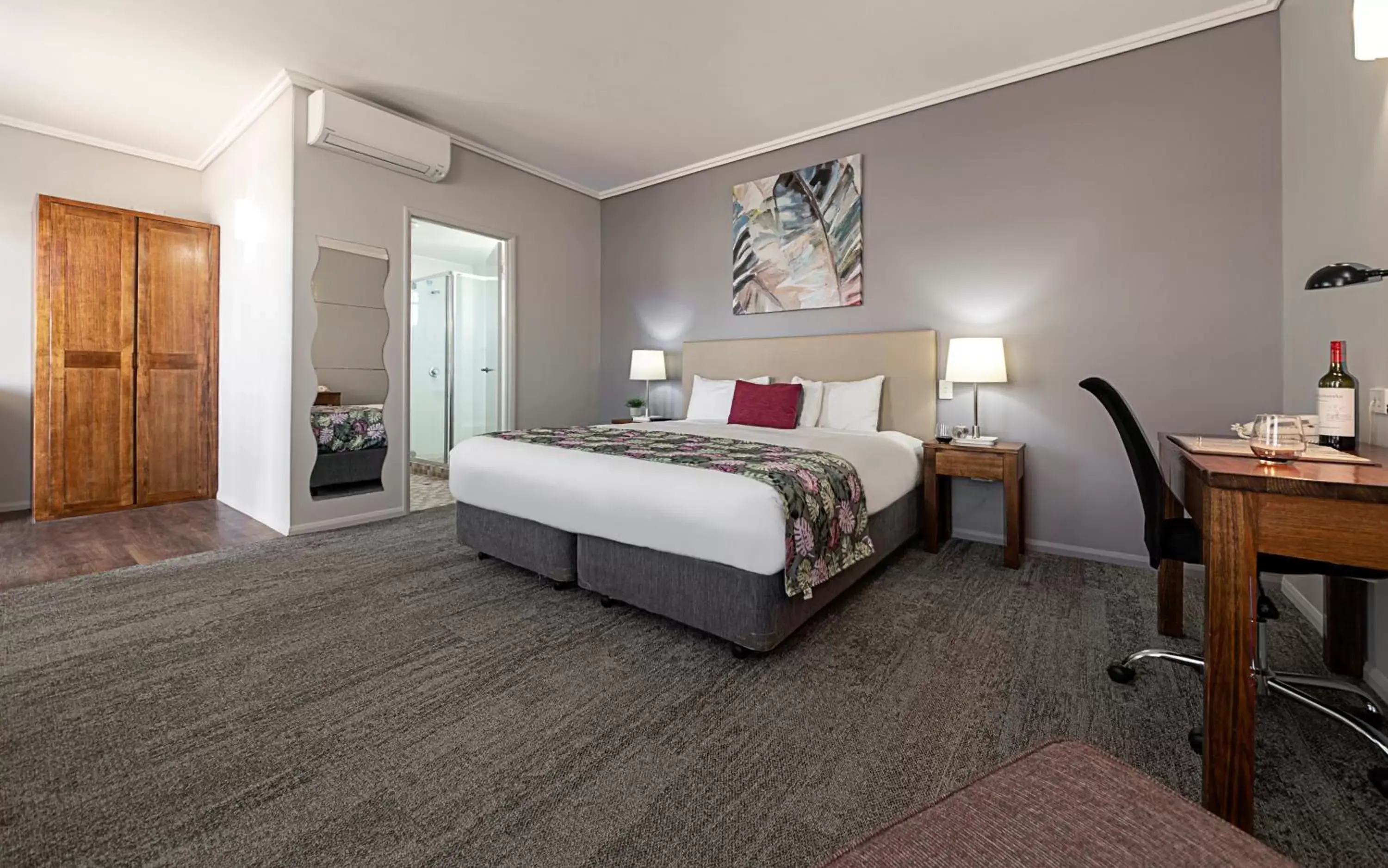 Standard King Room in Coachmans Inn Warwick Standard King Room in Coachmans Inn Warwick