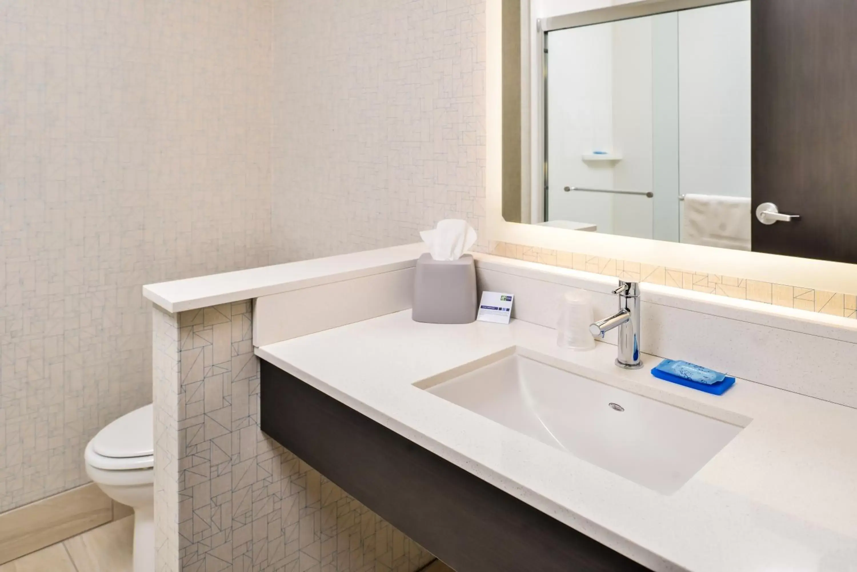 Standard King Room - Communications Accessible in Holiday Inn Express & Suites - Kansas City - Lee's Summit by IHG Standard King Room - Communications Accessible in Holiday Inn Express & Suites - Kansas City - Lee's Summit by IHG