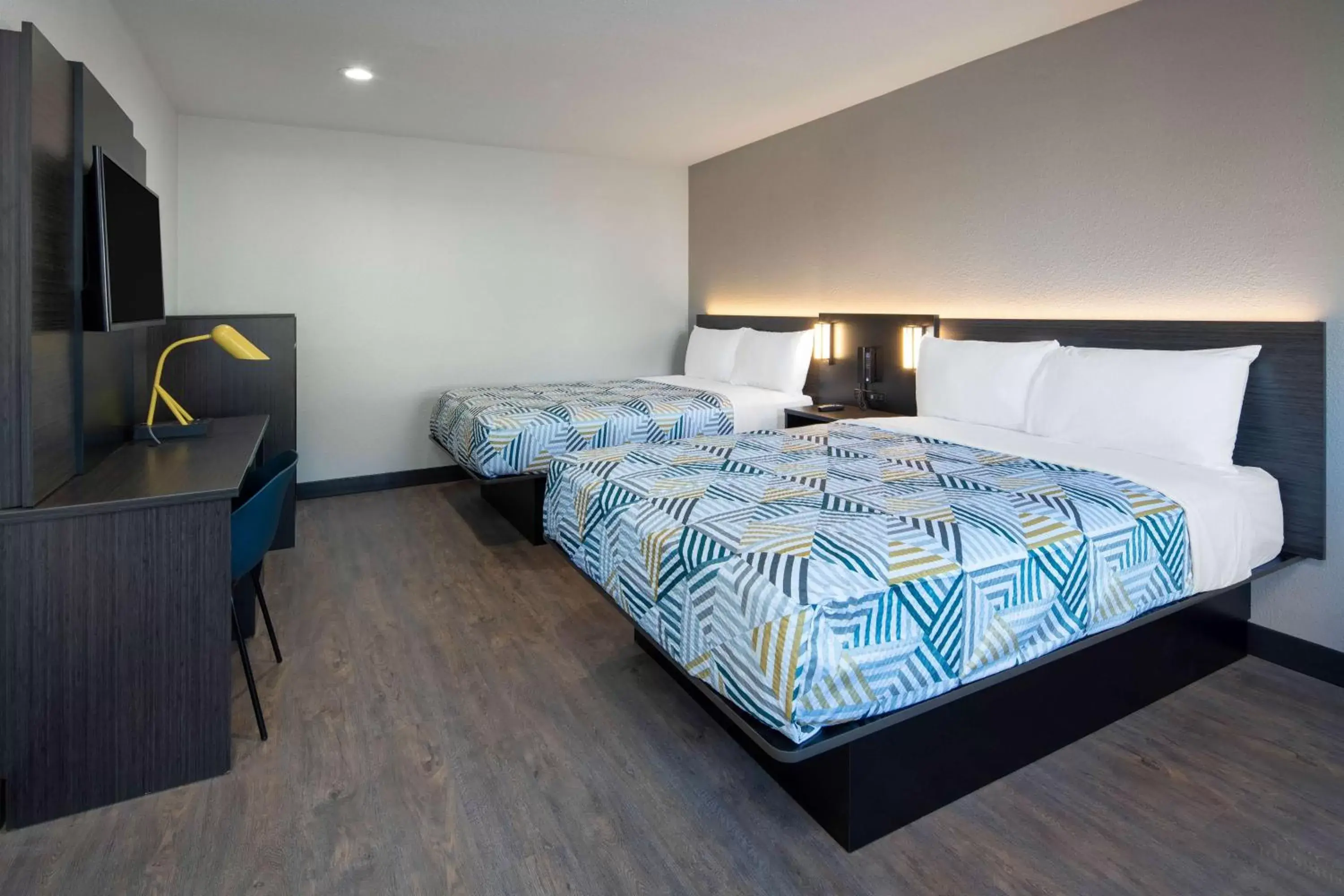 Deluxe Quadruple Room in Motel 6-Fontana, CA Deluxe Quadruple Room in Motel 6-Fontana, CA