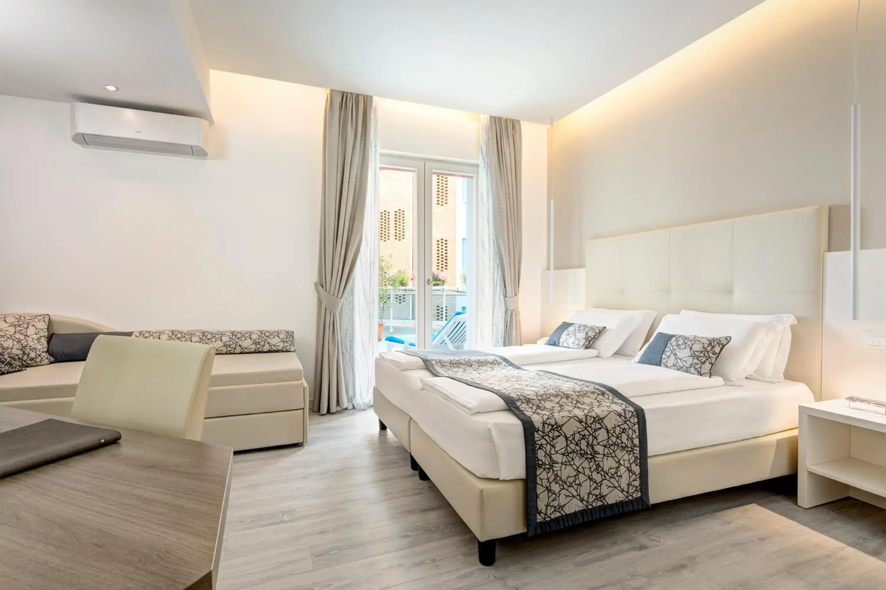 Superior Double Room in Hotel Cavalieri Palace & Suites Superior Double Room in Hotel Cavalieri Palace & Suites