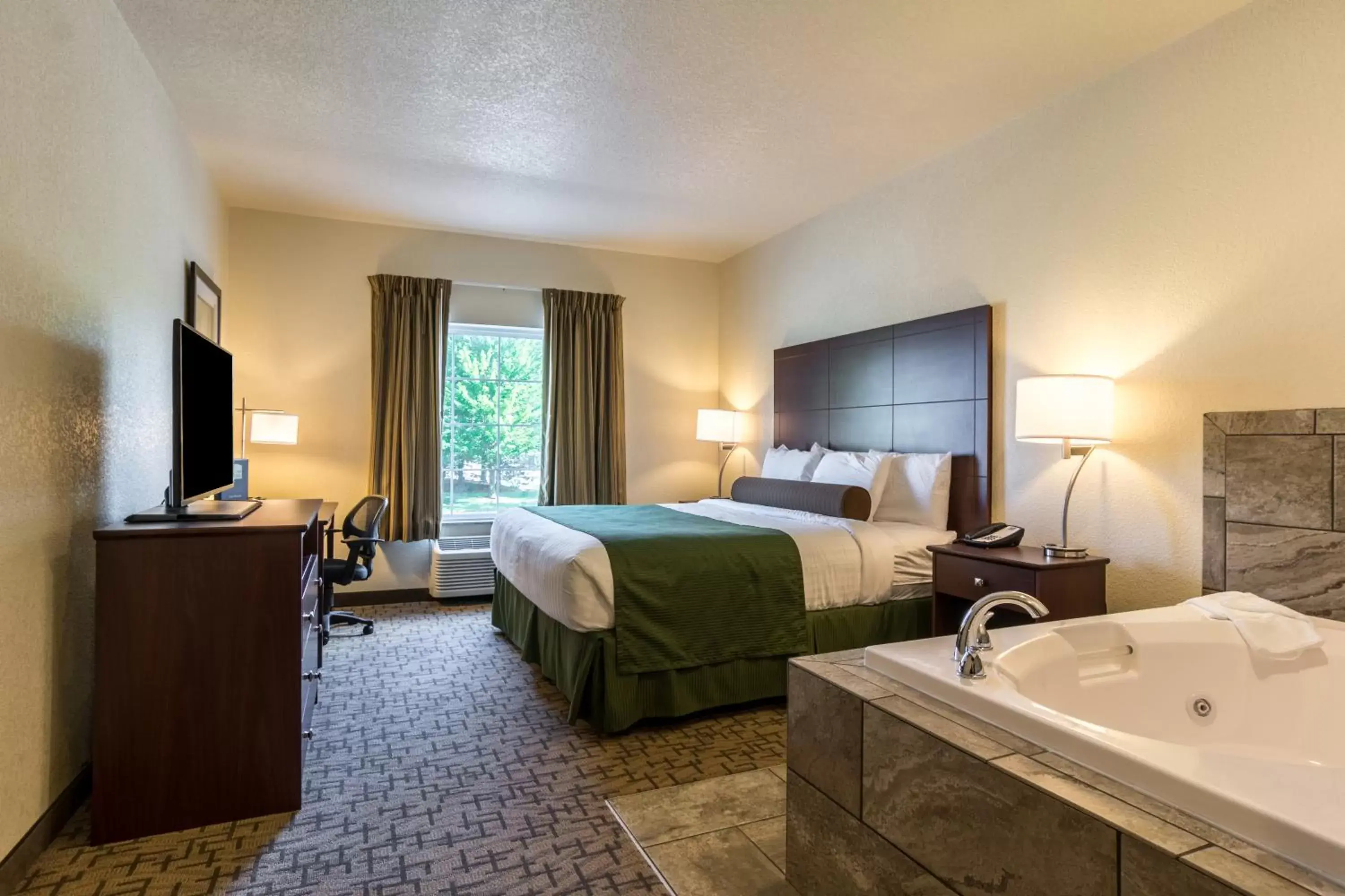 King Suite with Spa Bath in Cobblestone Hotel & Suites - Erie King Suite with Spa Bath in Cobblestone Hotel & Suites - Erie