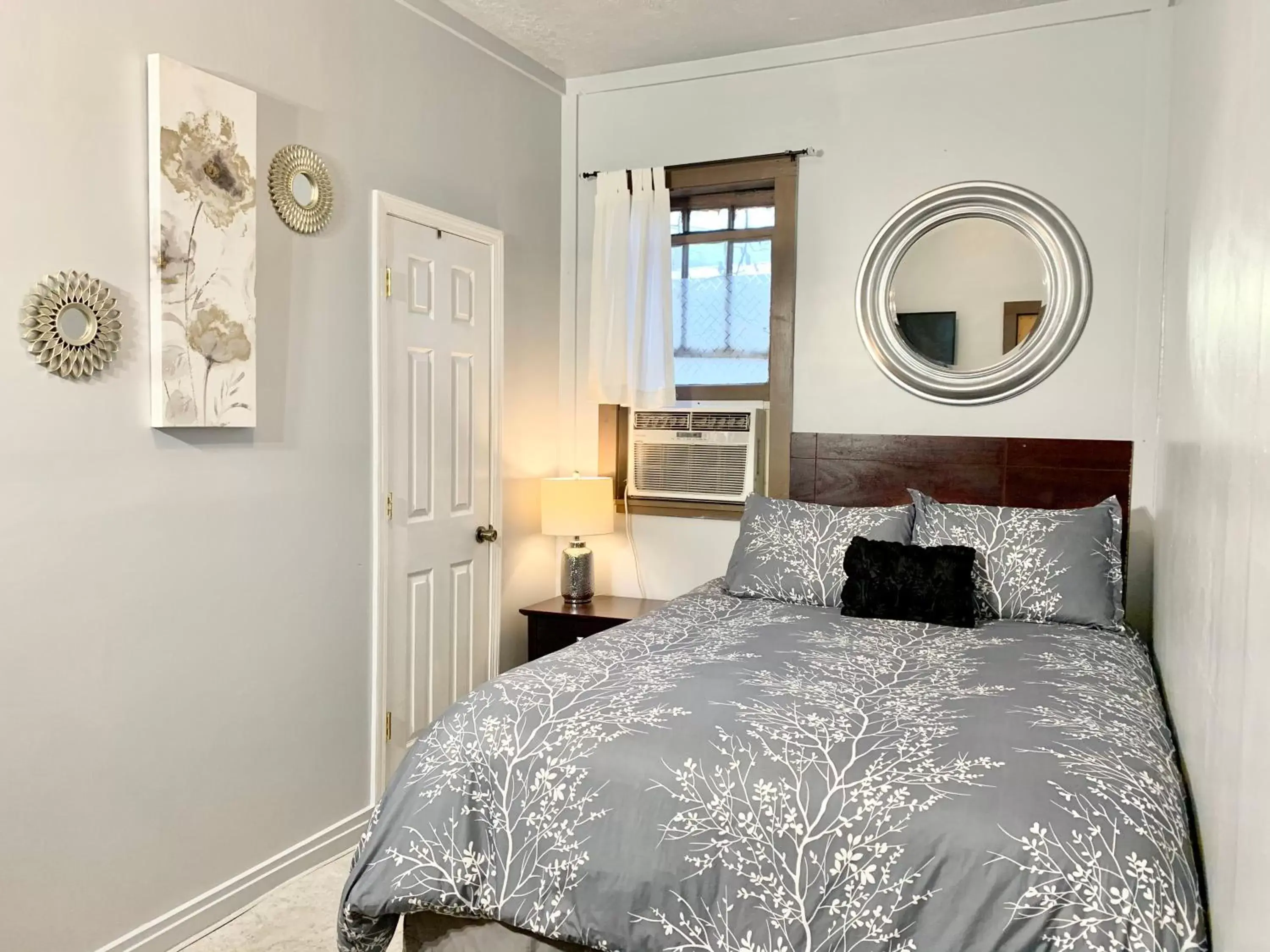 Queen Room in Spring Creek Hotel Queen Room in Spring Creek Hotel