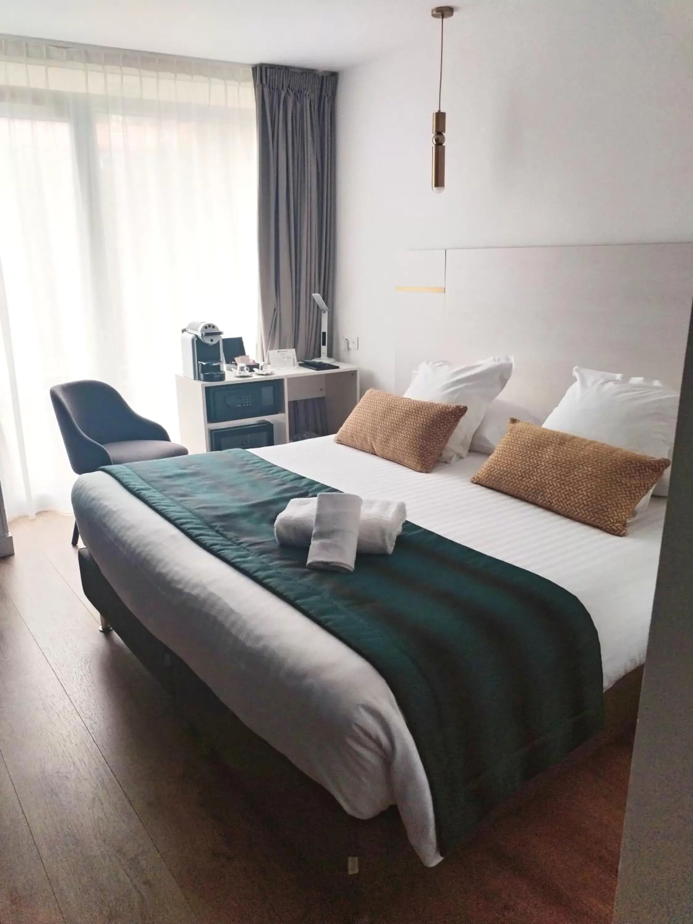 Comfort Queen Room with Balcony in Best Western Plus Hôtel la Rade Comfort Queen Room with Balcony in Best Western Plus Hôtel la Rade