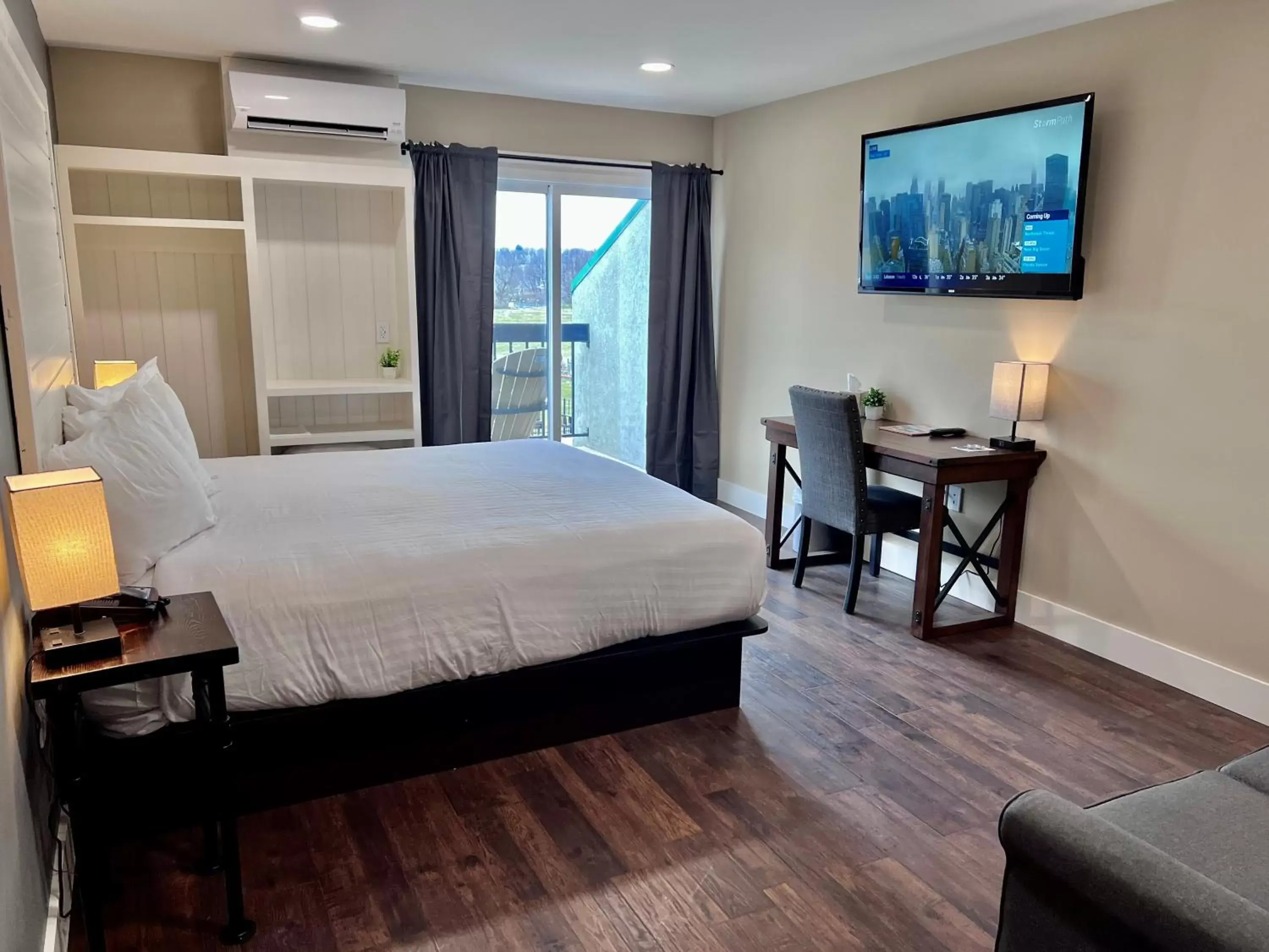 Deluxe King – Main Hotel with Balcony/Patio in Hershey Farm Resort Deluxe King – Main Hotel with Balcony/Patio in Hershey Farm Resort