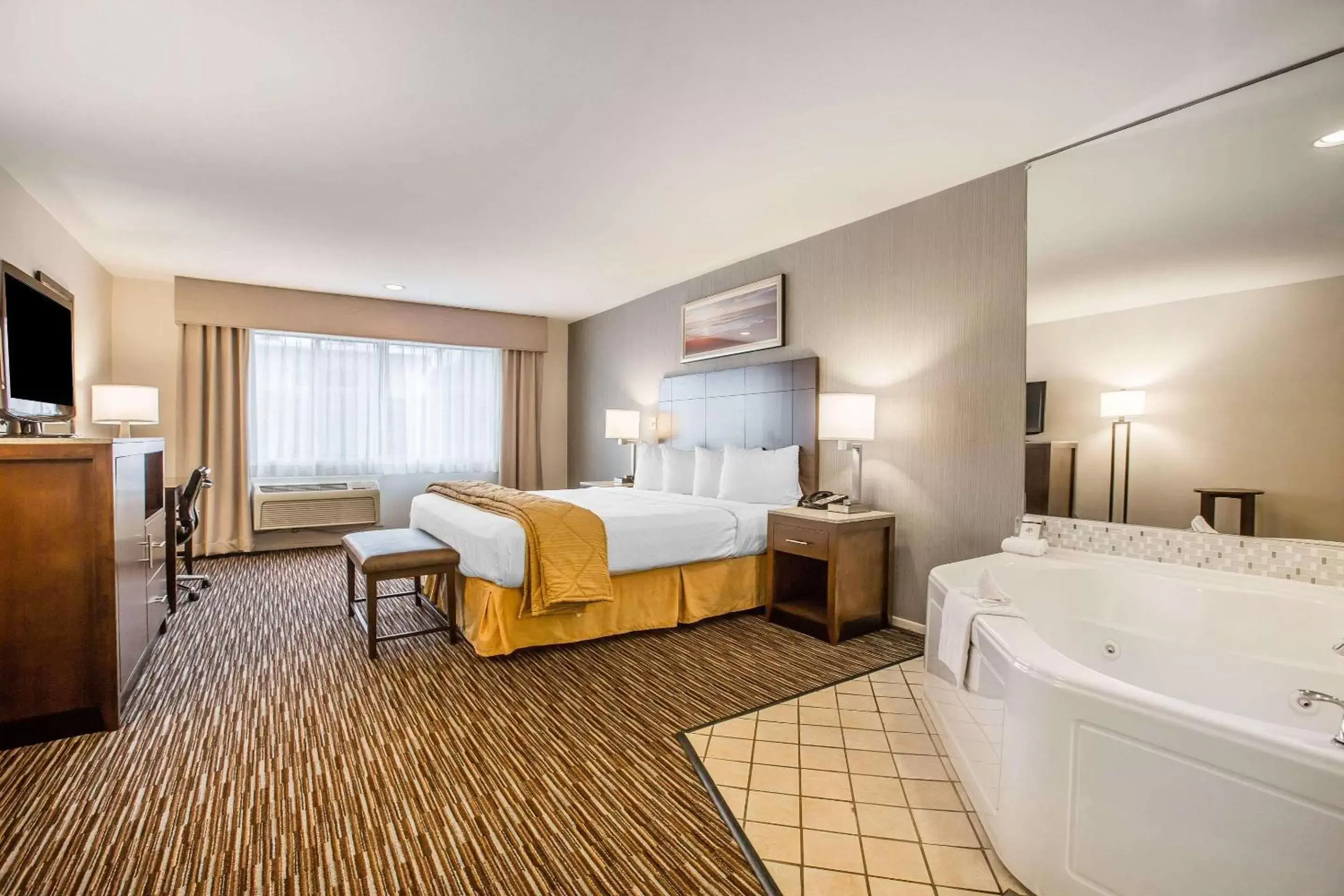 King Suite with Spa Bath - Non-Smoking in Quality Inn & Suites Hermosa Beach King Suite with Spa Bath - Non-Smoking in Quality Inn & Suites Hermosa Beach