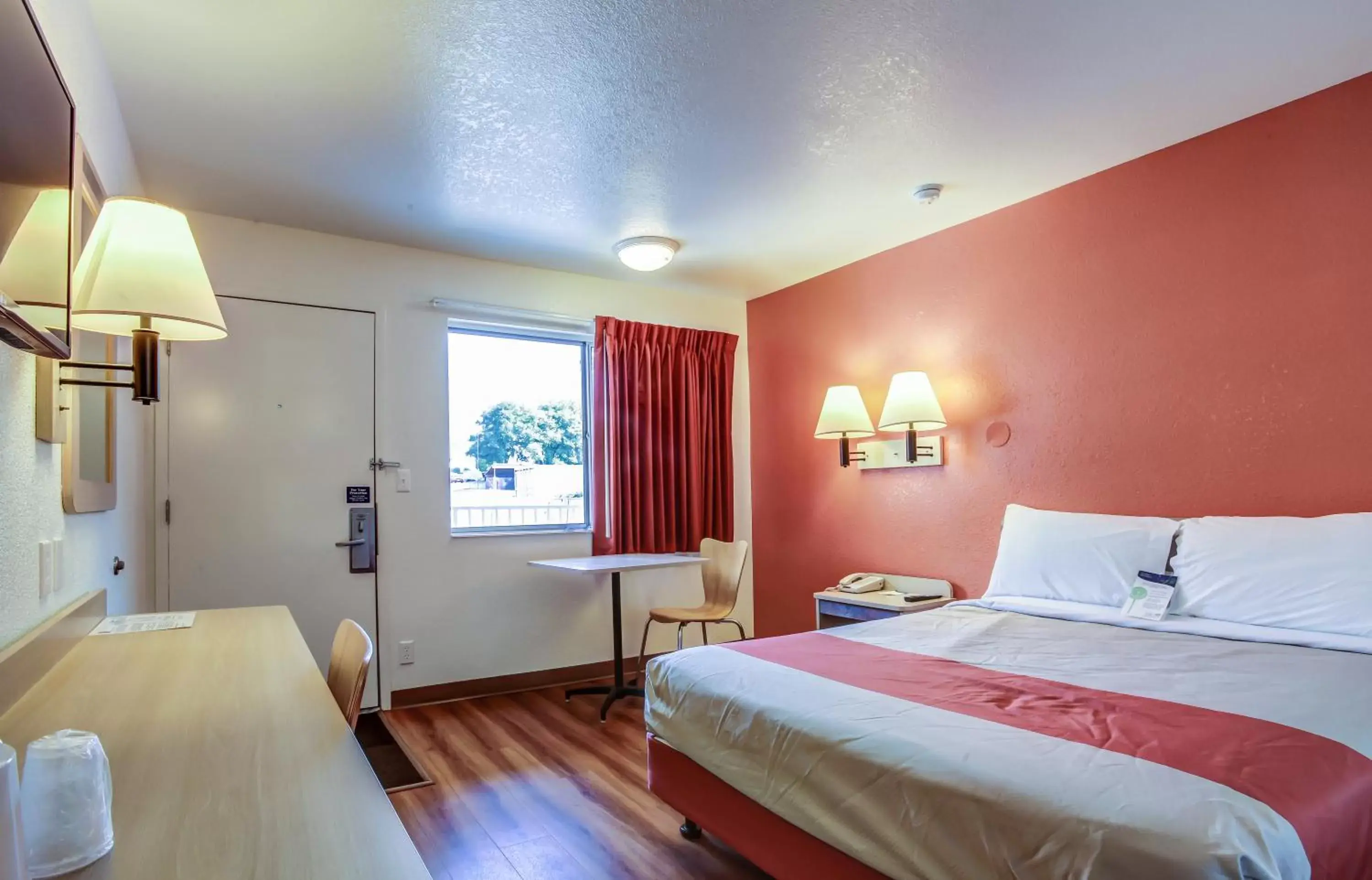 Deluxe Queen Room in Motel 6-Grants Pass, OR Deluxe Queen Room in Motel 6-Grants Pass, OR