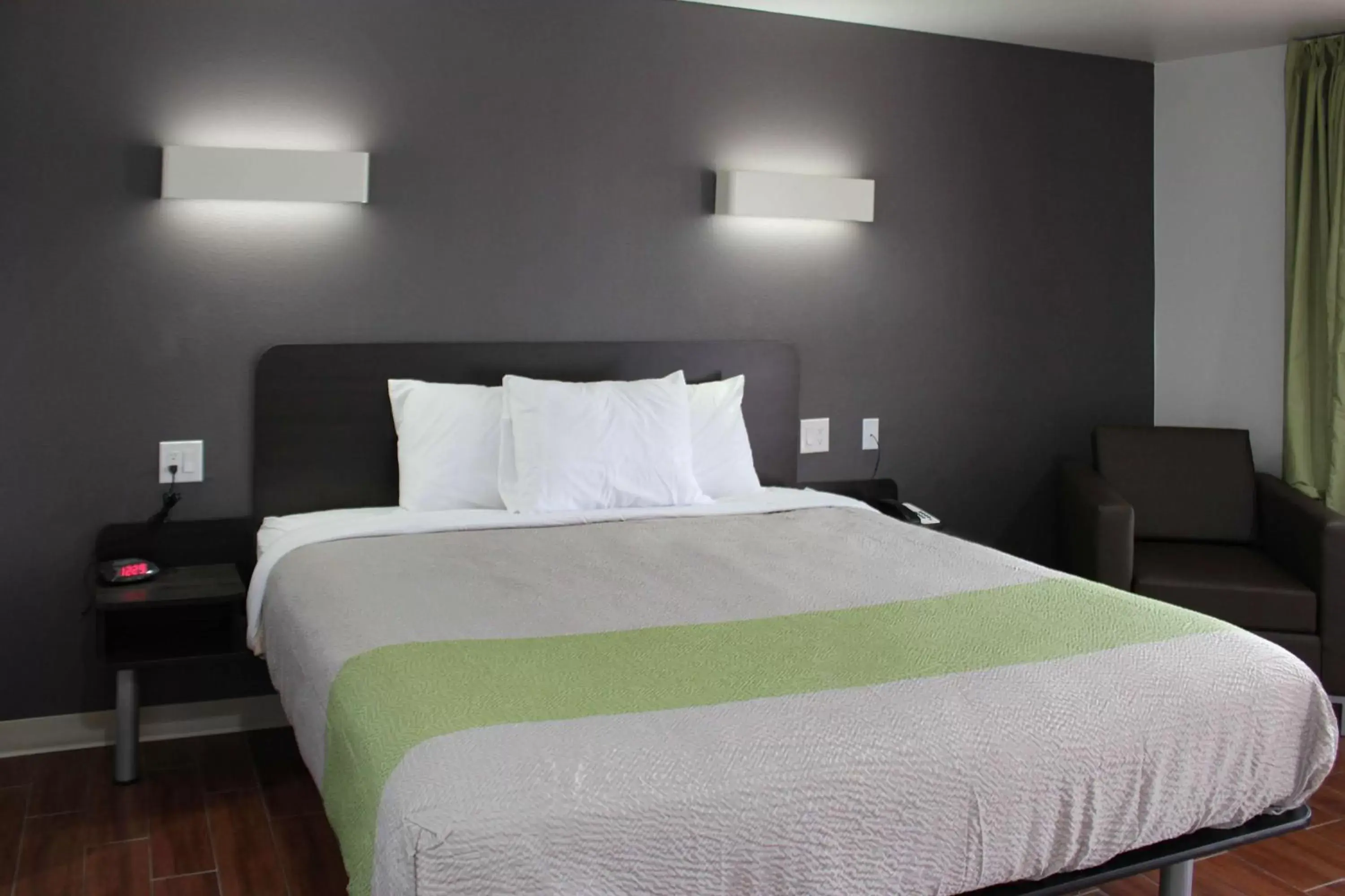 Deluxe King Room - Non-Smoking in Studio 6-Houston, TX - East Deluxe King Room - Non-Smoking in Studio 6-Houston, TX - East