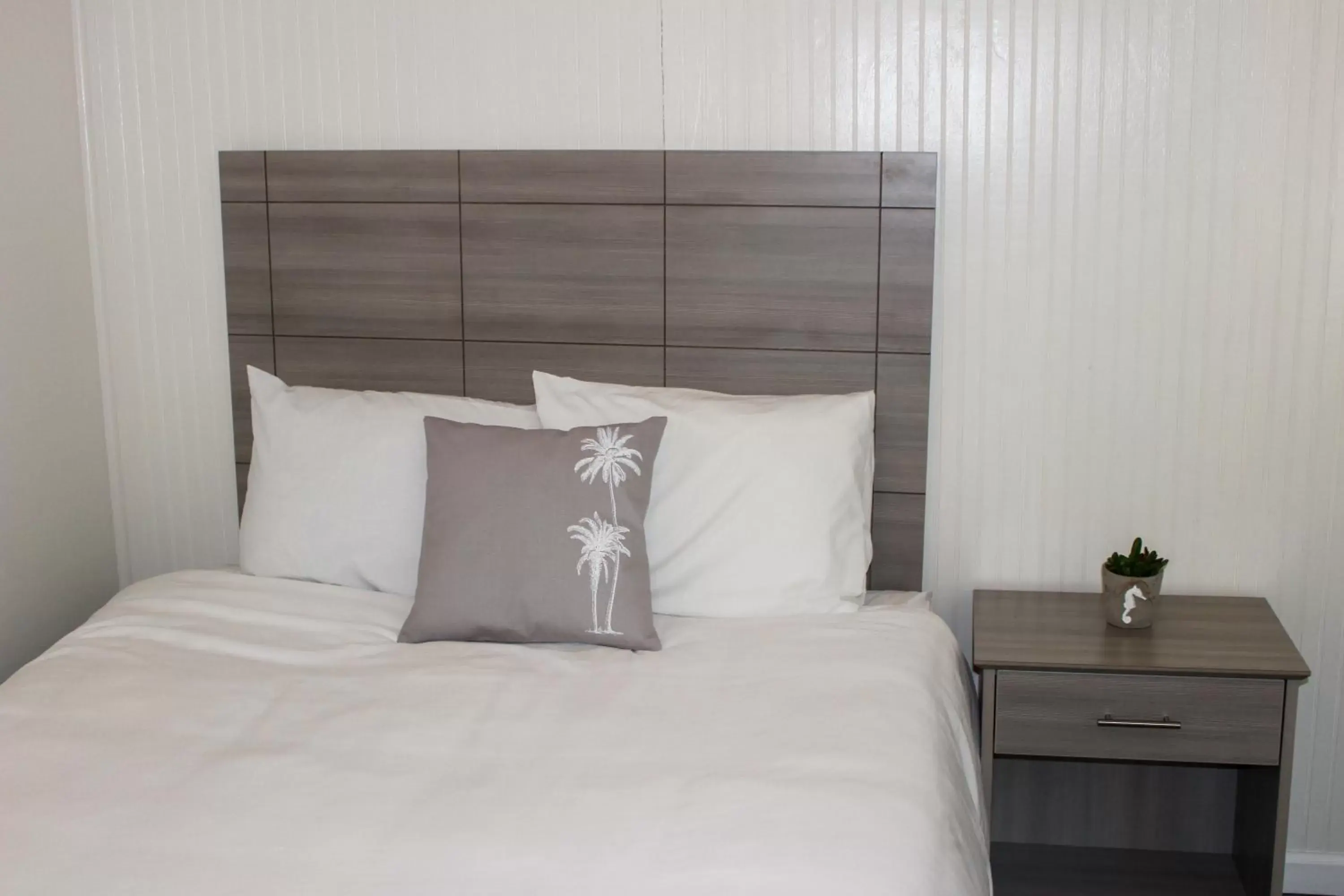 Queen Room with Kitchenette in Hermosa Hotel Queen Room with Kitchenette in Hermosa Hotel