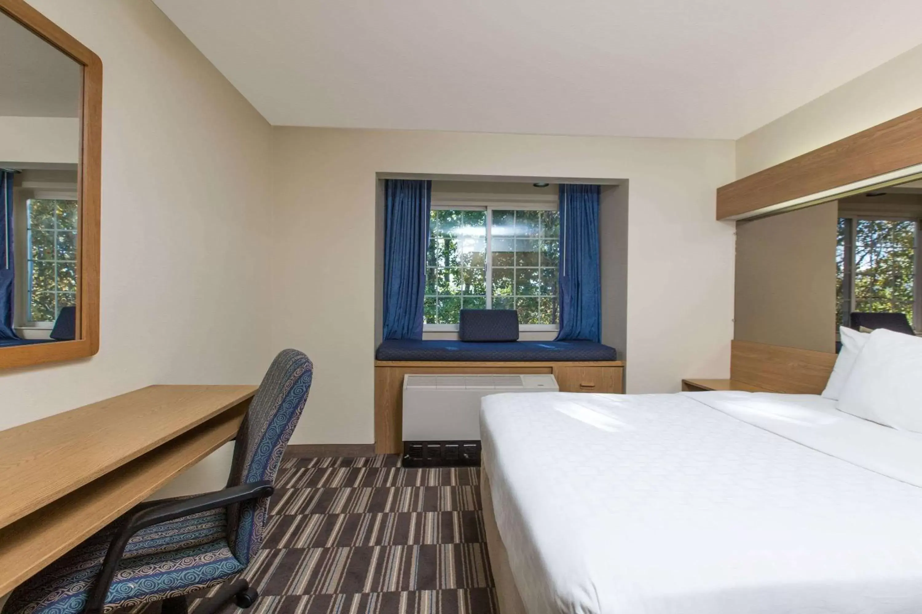 1 Queen Bed, Mobility Accessible Junior Suite, Bathtub w/Grab Bars, Non-Smoking in Baymont Inn & Suites by Wyndham Anchorage Airport 1 Queen Bed, Mobility Accessible Junior Suite, Bathtub w/Grab Bars, Non-Smoking in Baymont Inn & Suites by Wyndham Anchorage Airport
