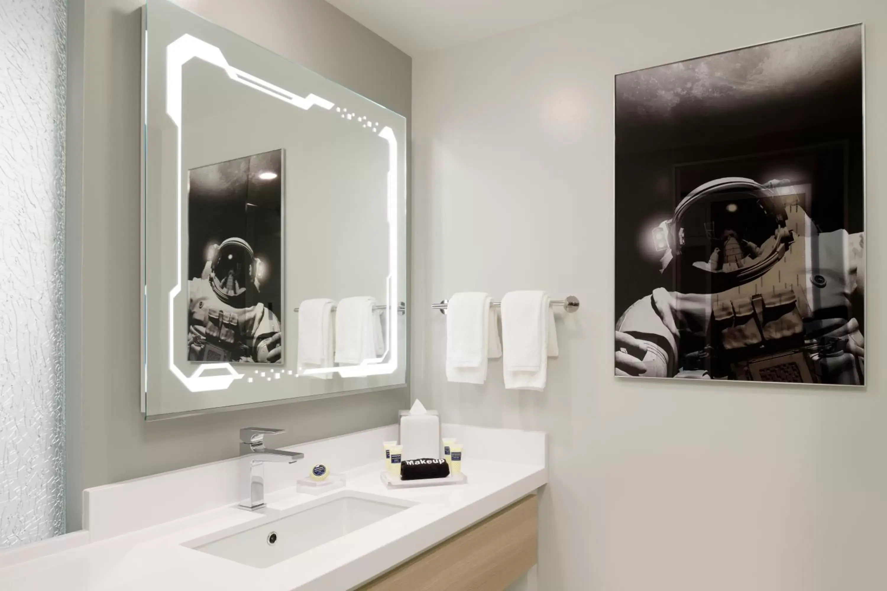 Premier 1 King Bed with Urban View in Astra Hotel, Seattle, a Tribute Portfolio Hotel Premier 1 King Bed with Urban View in Astra Hotel, Seattle, a Tribute Portfolio Hotel