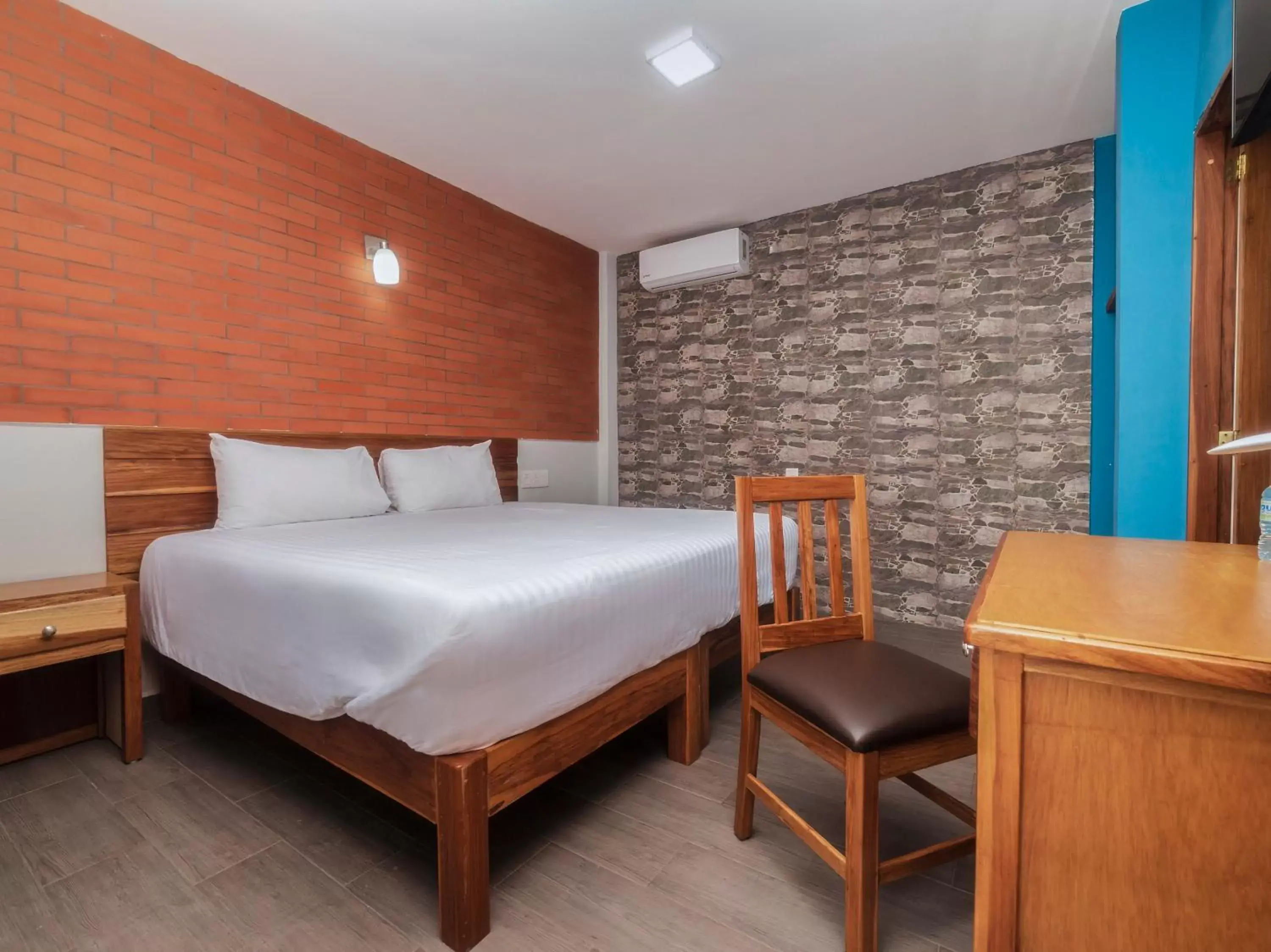 Standard King Room in Hotel Meson del Barrio Standard King Room in Hotel Meson del Barrio