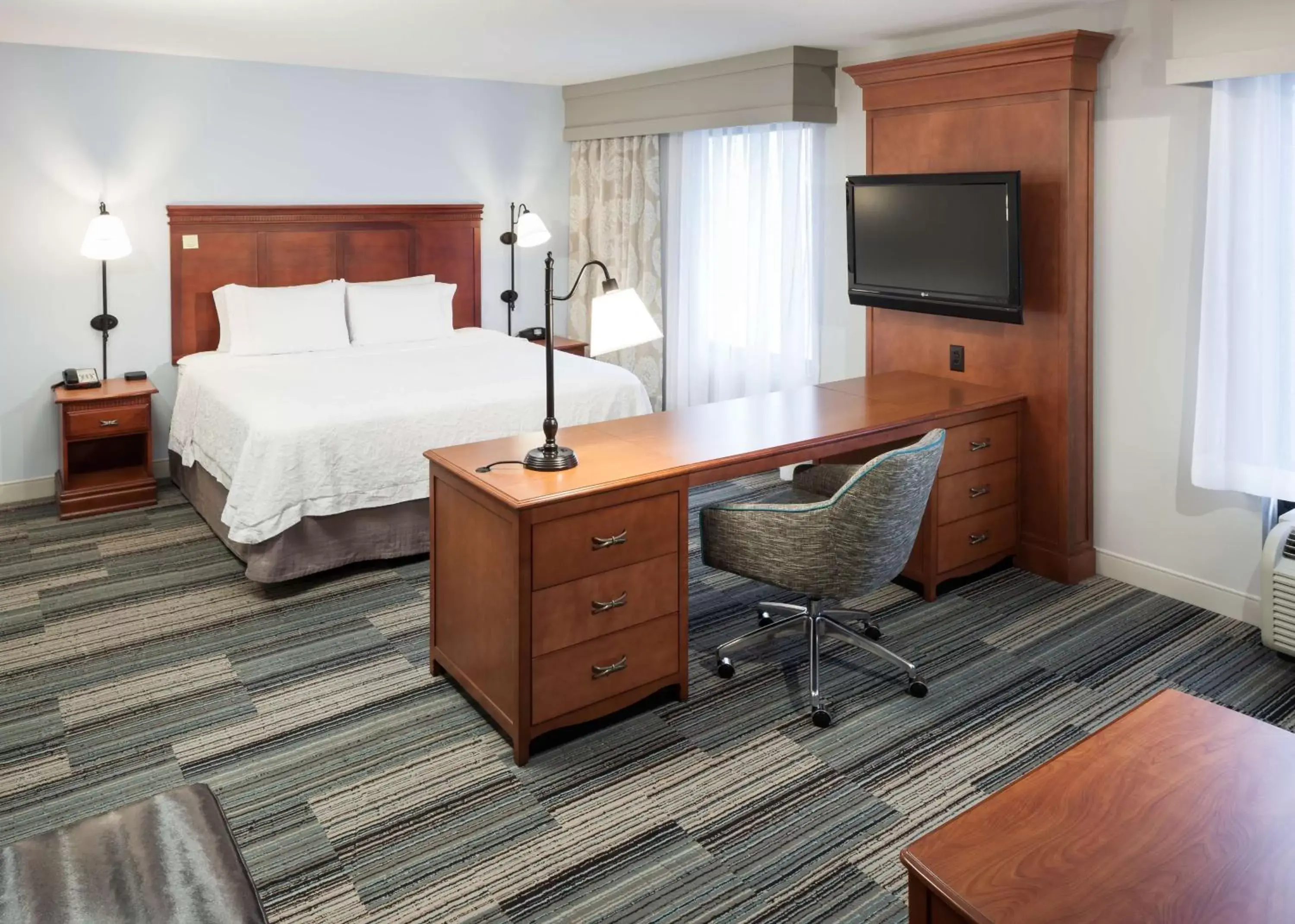 King Suite Mobility/Hearing Access with Tub - Non-Smoking in Hampton Inn & Suites Cedar Rapids King Suite Mobility/Hearing Access with Tub - Non-Smoking in Hampton Inn & Suites Cedar Rapids
