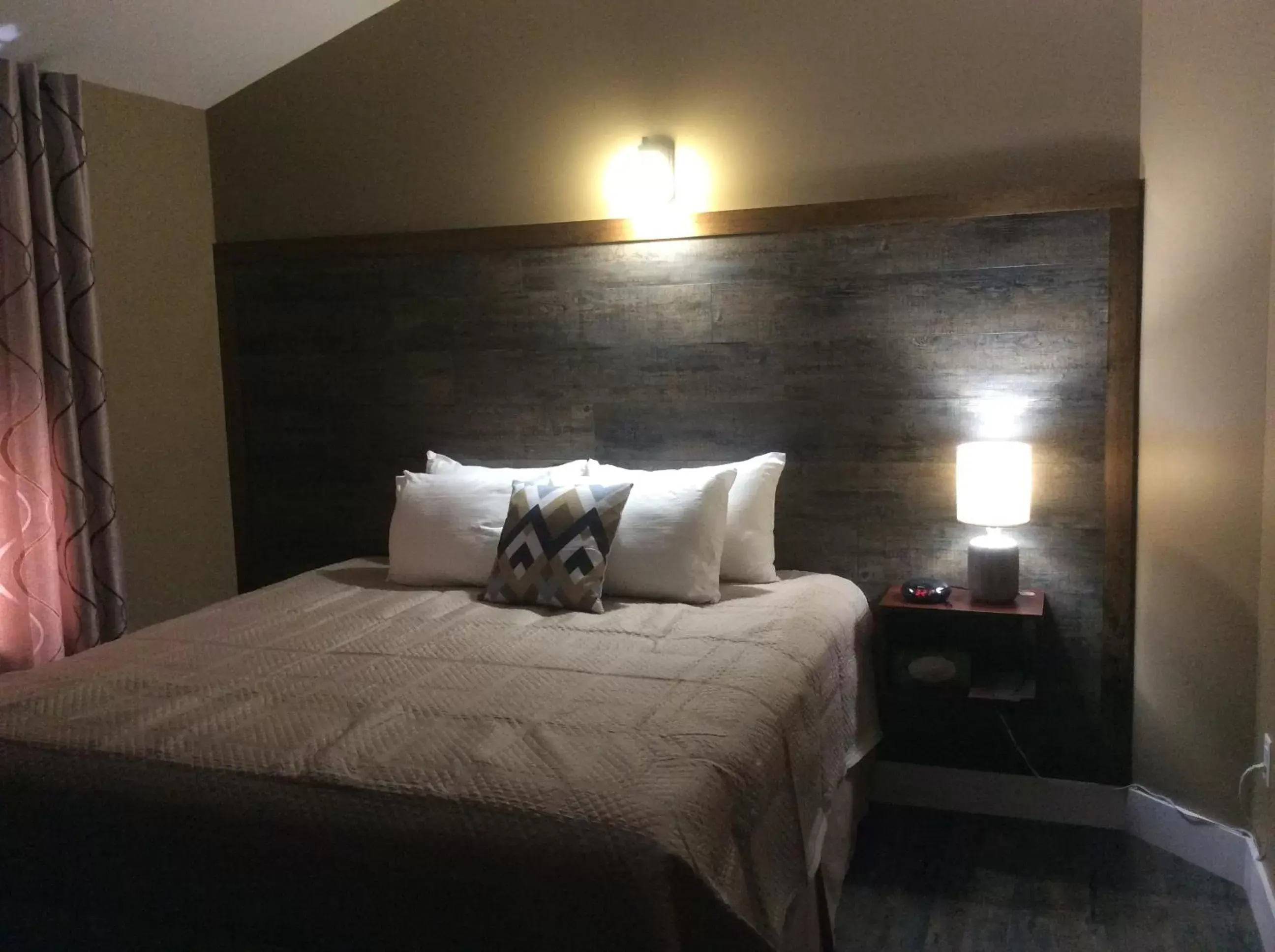 King Room in Villegiature Deux Rivieres Resort King Room in Villegiature Deux Rivieres Resort