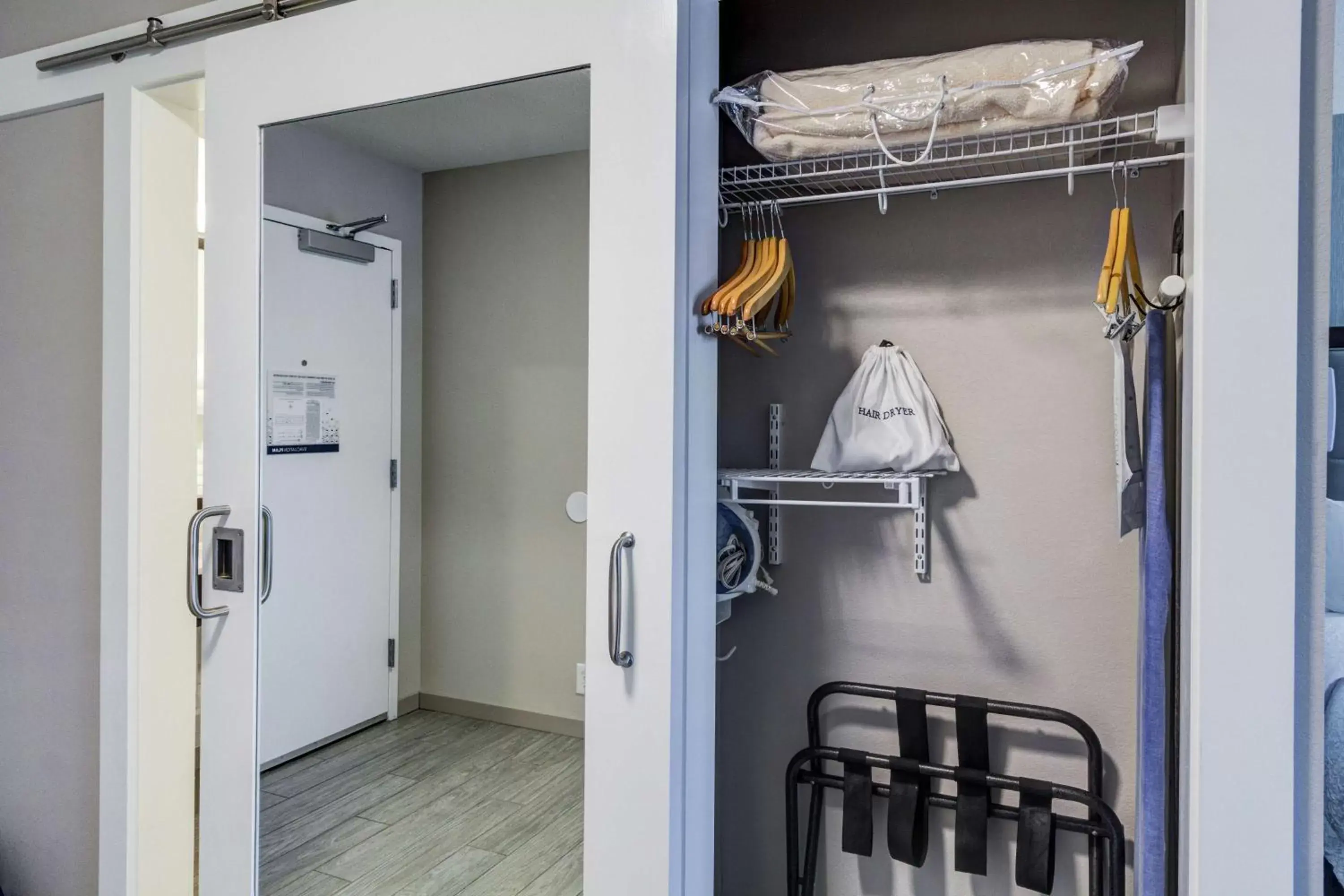 King Room with Roll-In Shower - Mobility Access/Non-Smoking in Hampton Inn Salina King Room with Roll-In Shower - Mobility Access/Non-Smoking in Hampton Inn Salina