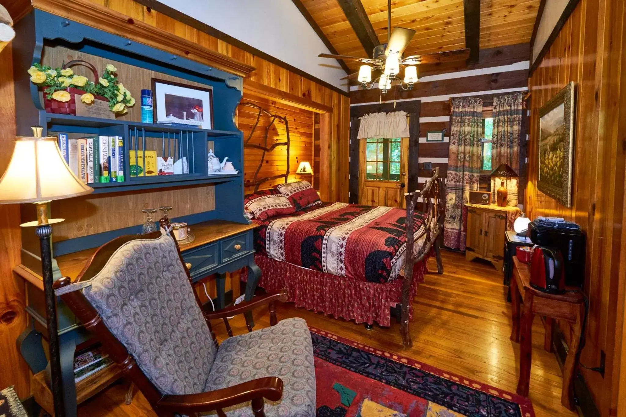 Queen Room in Creekwalk Inn Bed and Breakfast with Cabins Queen Room in Creekwalk Inn Bed and Breakfast with Cabins