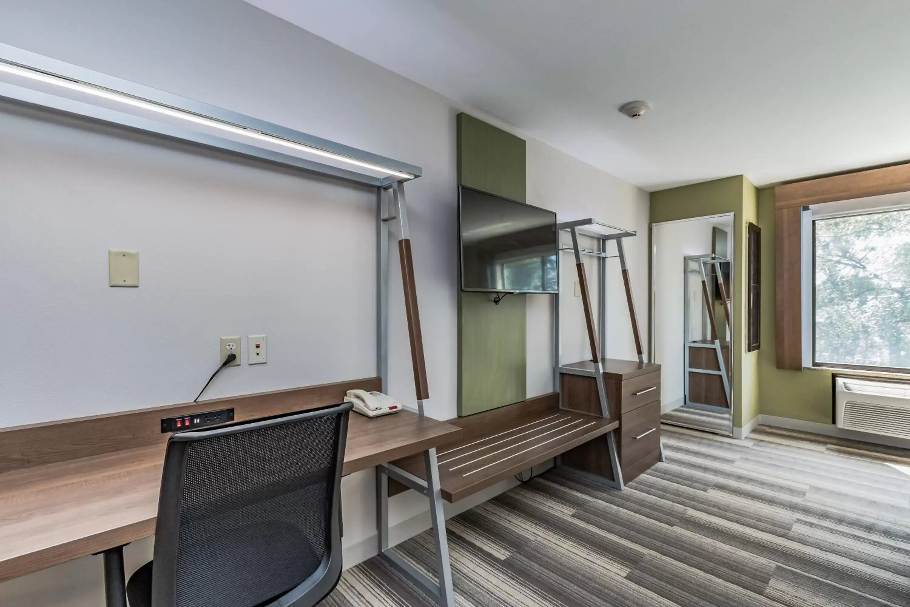 King Room - Disability Access in Holiday Inn Express & Suites - South Bend - Notre Dame Univ. King Room - Disability Access in Holiday Inn Express & Suites - South Bend - Notre Dame Univ.