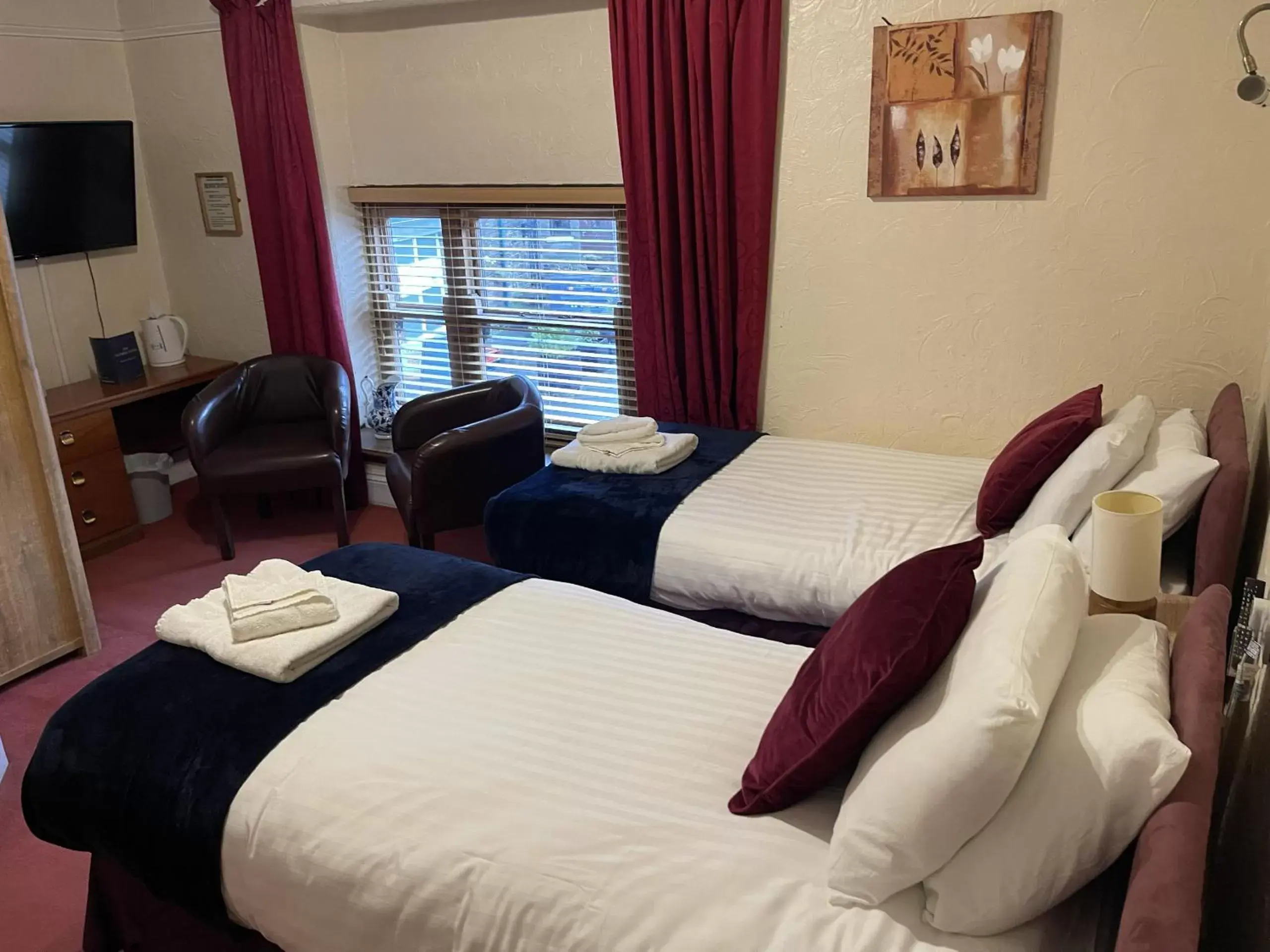 Standard Double or Twin Room in George Hotel Standard Double or Twin Room in George Hotel