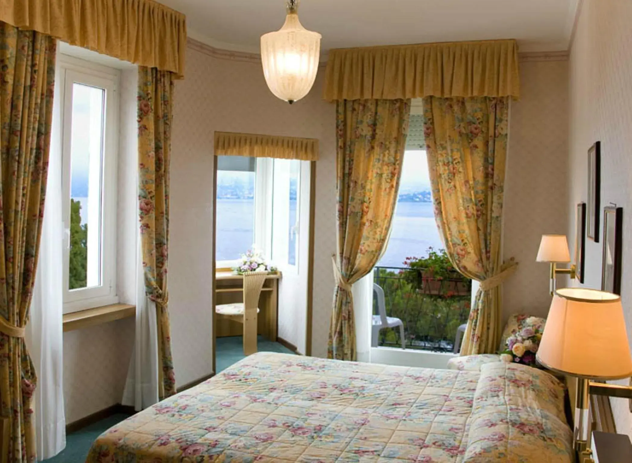 Twin Room with Lake View in Hotel Milan Speranza Au Lac Twin Room with Lake View in Hotel Milan Speranza Au Lac