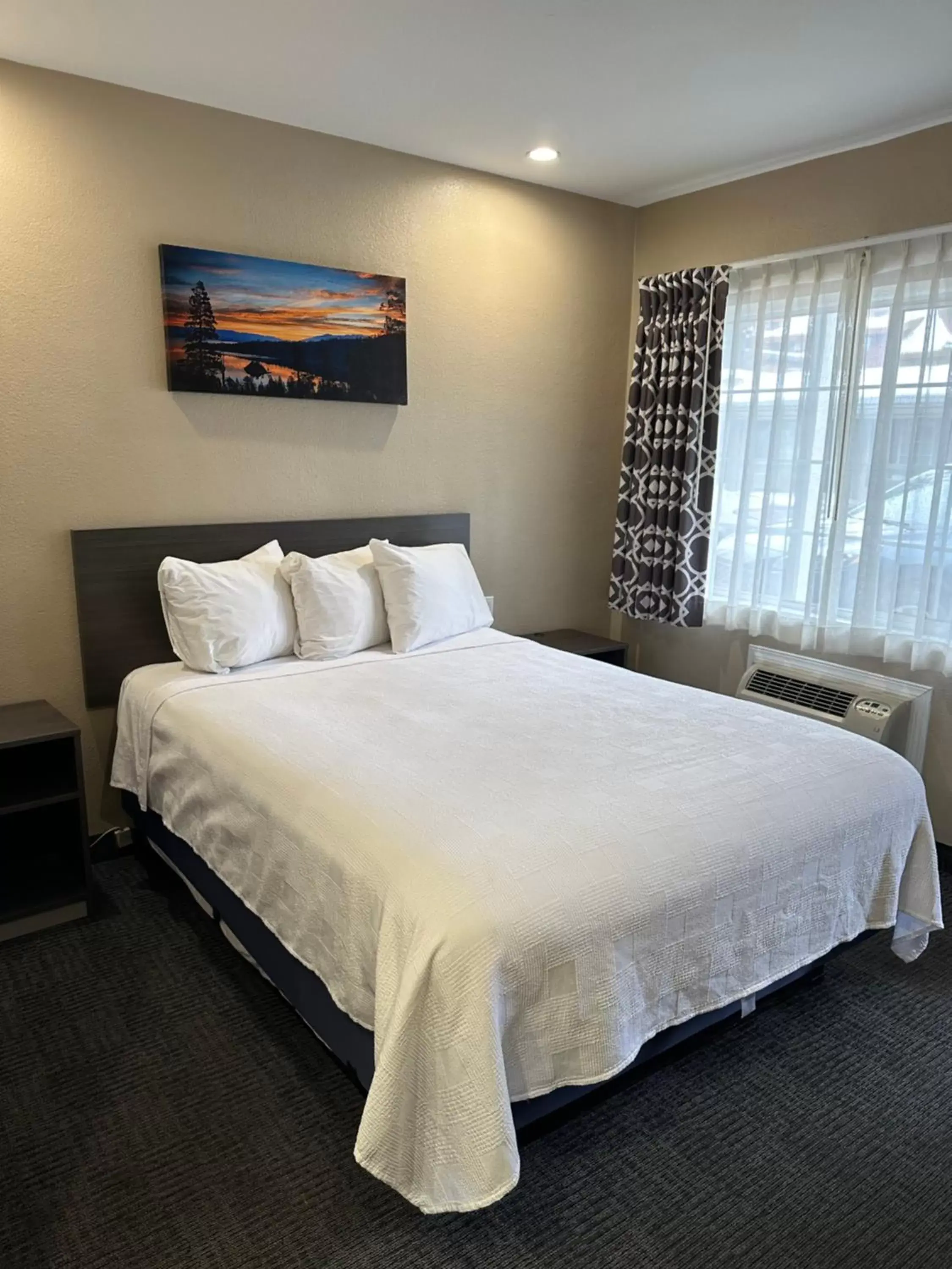 Superior Queen Room in Black Jack Inn Superior Queen Room in Black Jack Inn