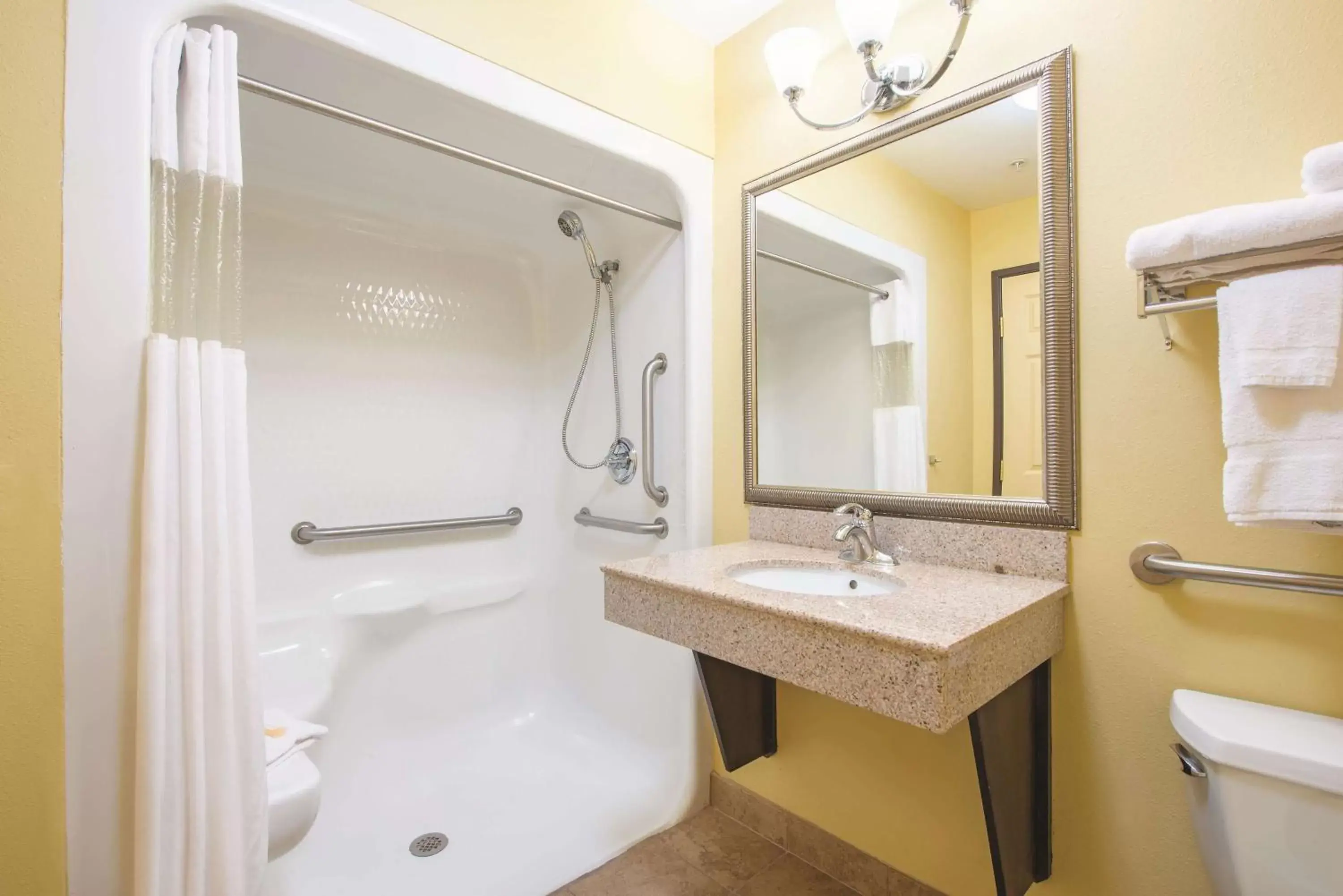 Deluxe King Room with Roll-In Shower - Accessible/Non-Smoking in La Quinta by Wyndham Tulsa Airport / Expo Square Deluxe King Room with Roll-In Shower - Accessible/Non-Smoking in La Quinta by Wyndham Tulsa Airport / Expo Square