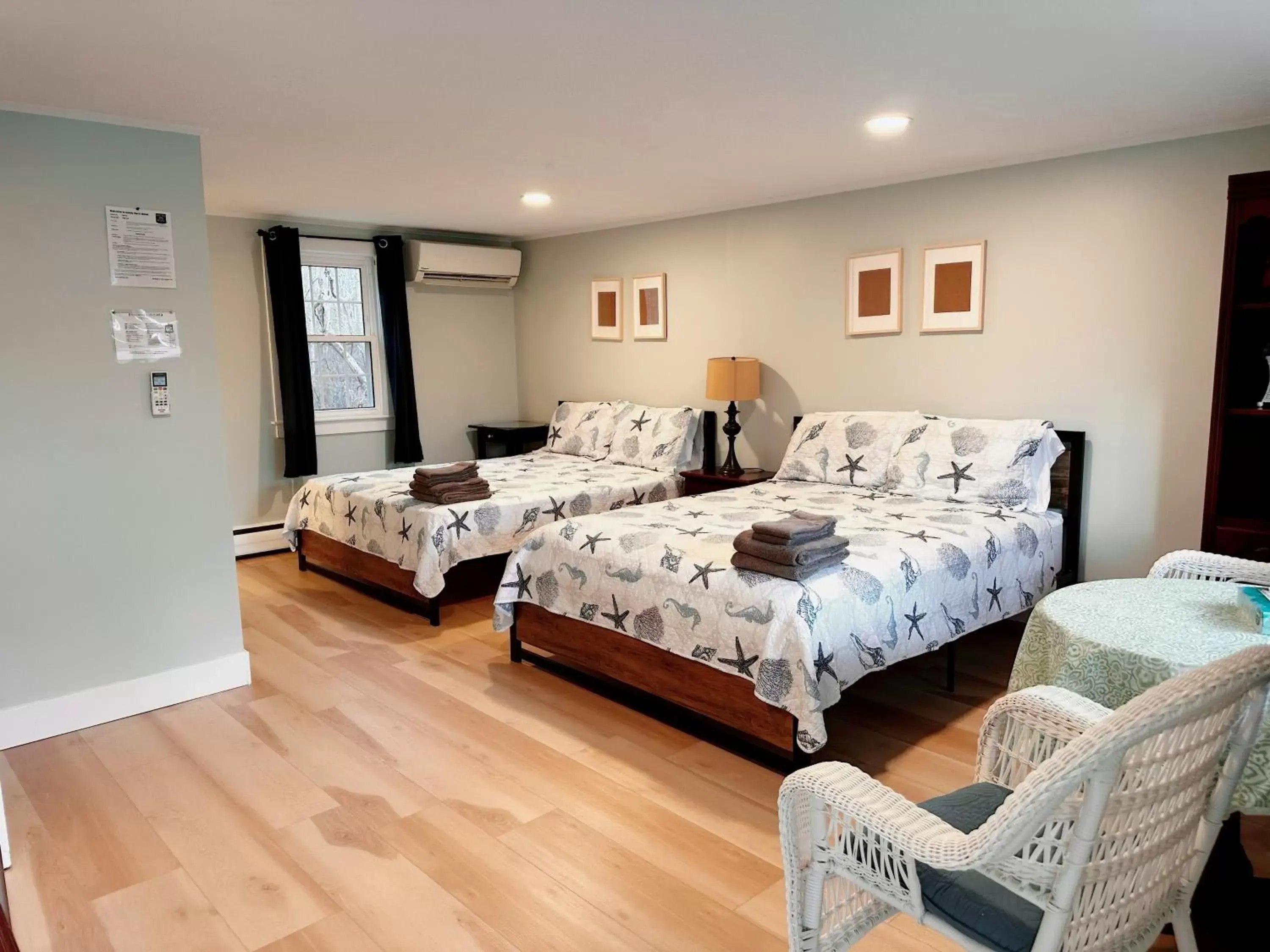 Large Double Room in Sandy Neck Motel Large Double Room in Sandy Neck Motel