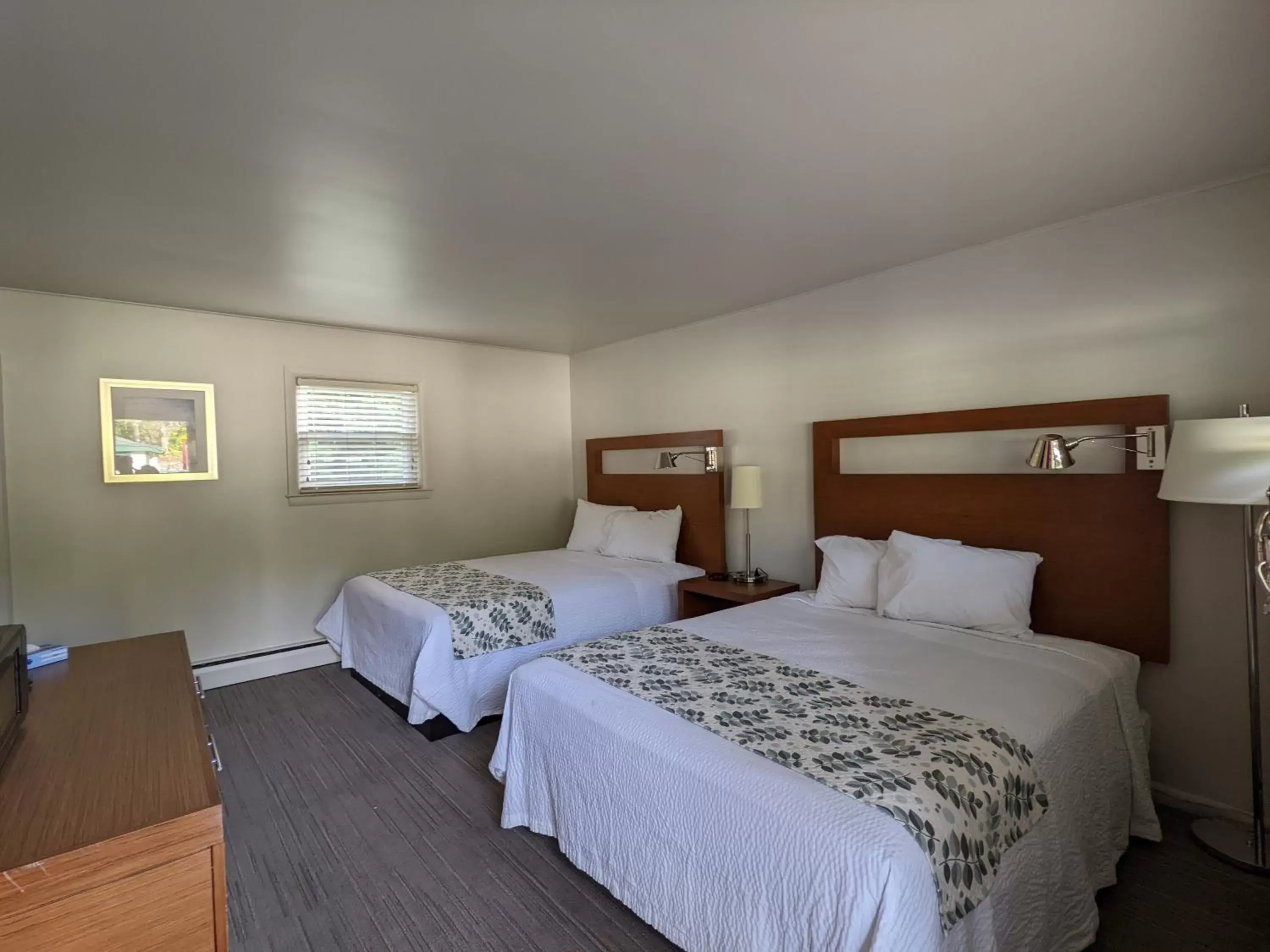 Standard Quadruple Room in Perry's Motel and Cottages Standard Quadruple Room in Perry's Motel and Cottages