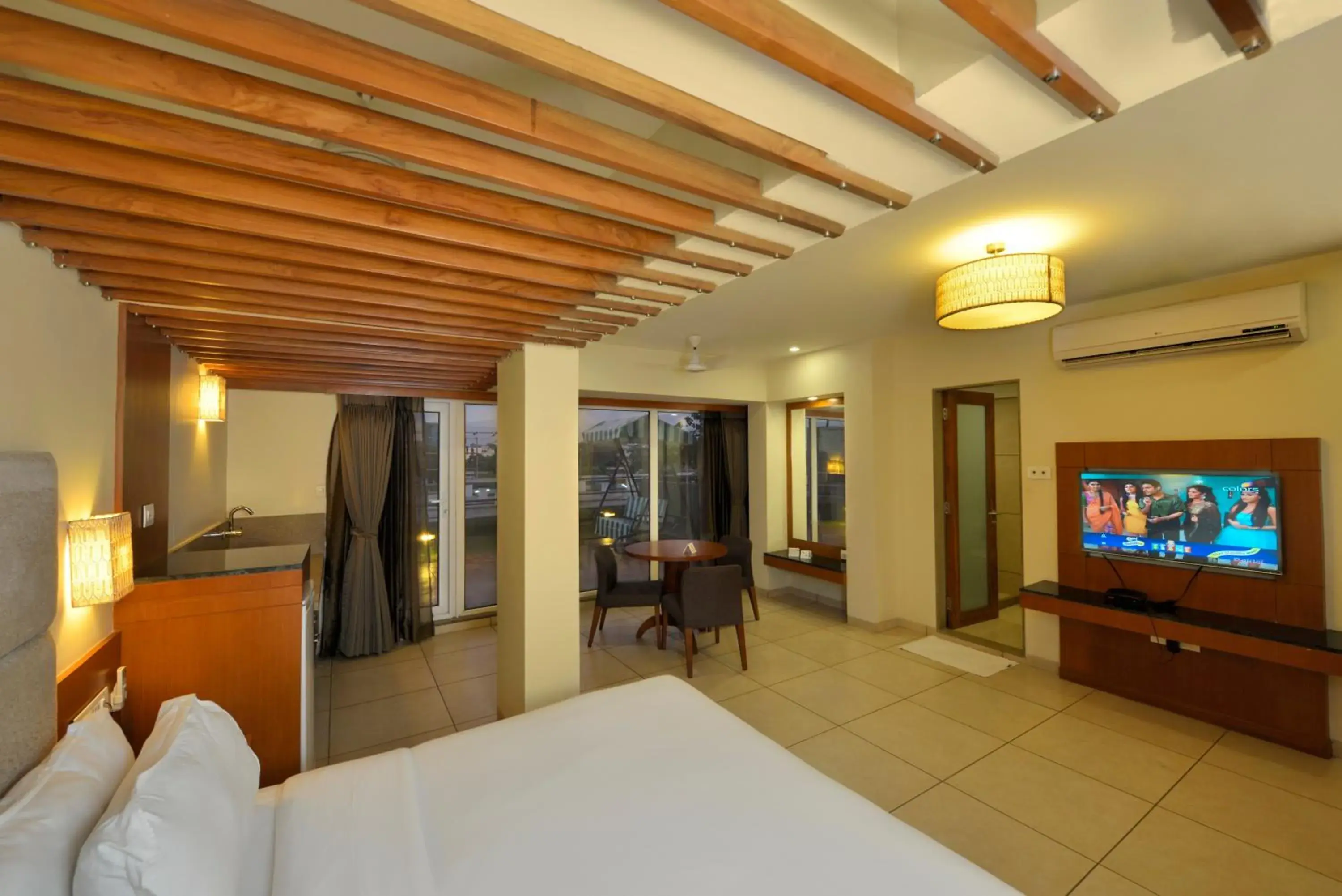 King Room with Balcony in Budget Inn Bellevue King Room with Balcony in Budget Inn Bellevue