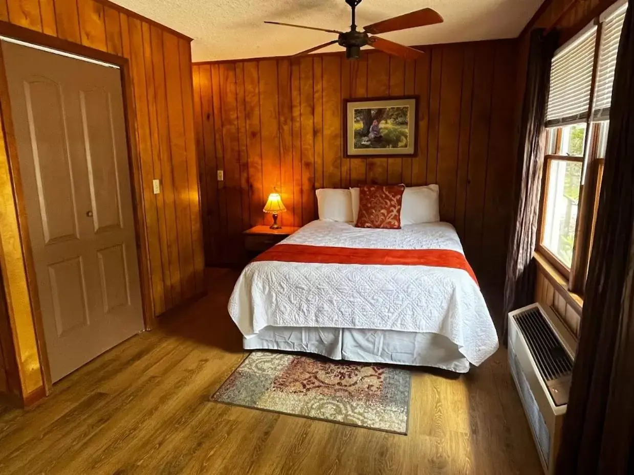 Queen Studio in Meadowlark Motel with Restaurant & Bar Queen Studio in Meadowlark Motel with Restaurant & Bar