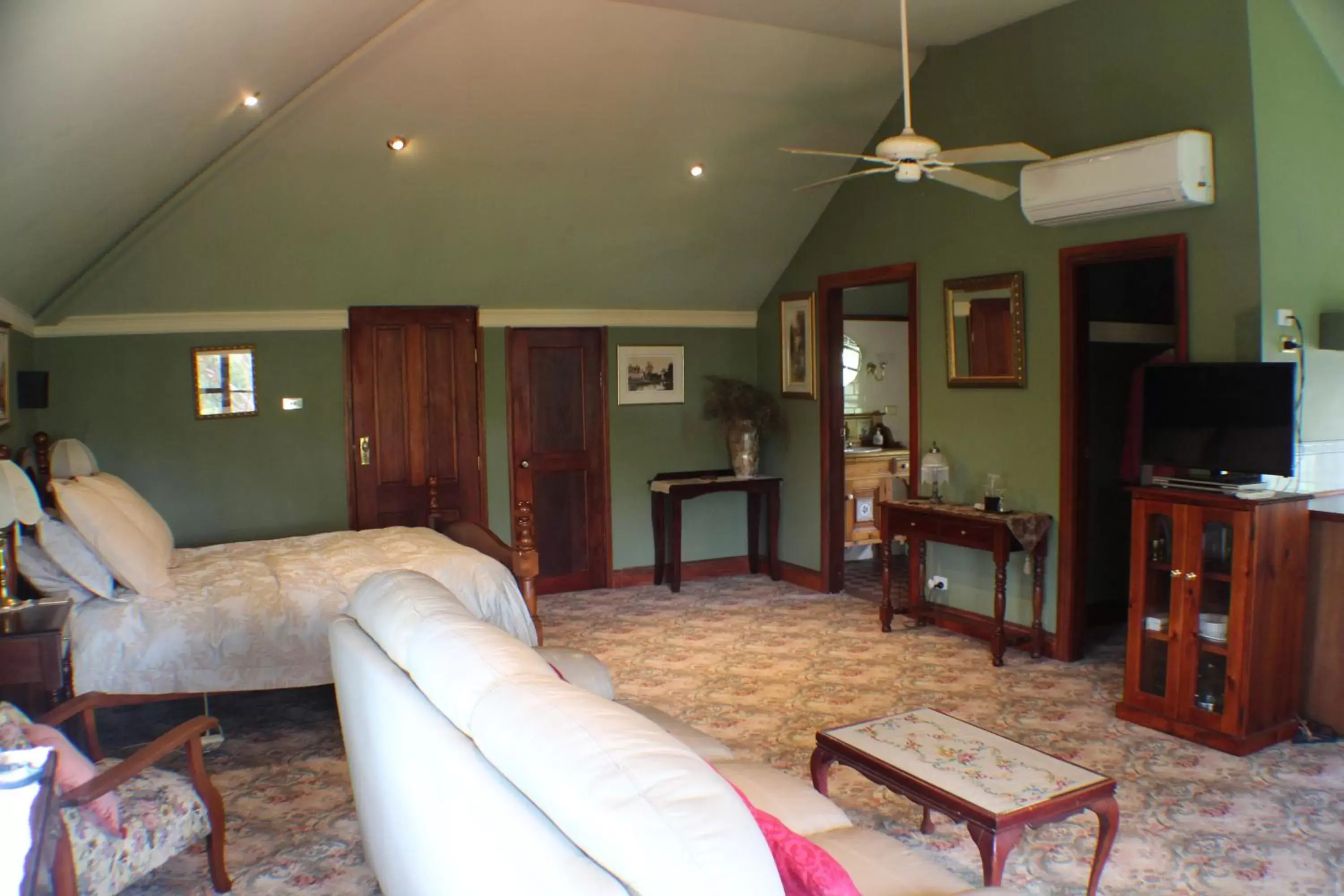 Suite with Mountain View in Storey Grange Suite with Mountain View in Storey Grange