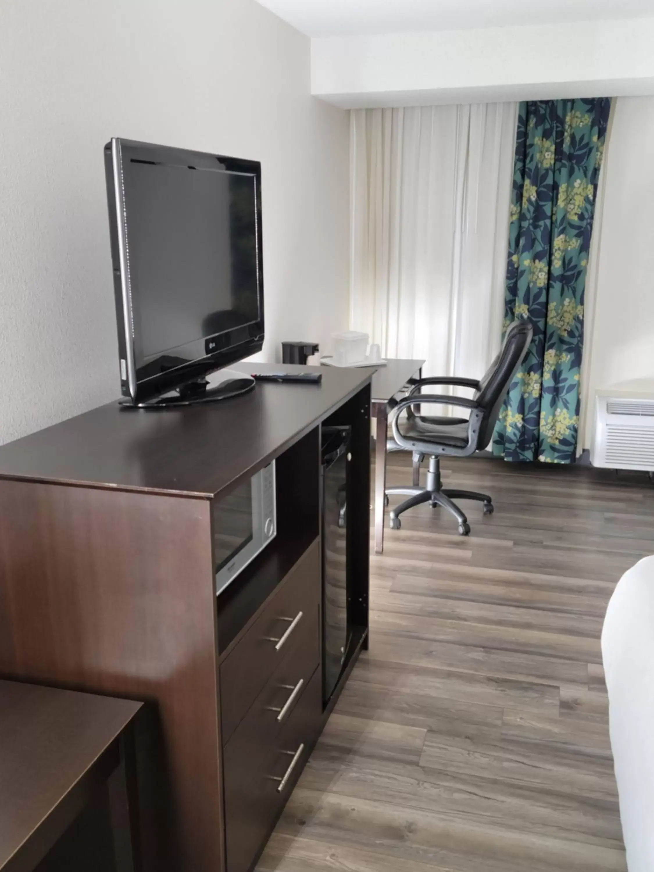 King Room with Roll-in-Shower - Accessible/Non-Smoking in Quality Inn Terre Haute University Area King Room with Roll-in-Shower - Accessible/Non-Smoking in Quality Inn Terre Haute University Area