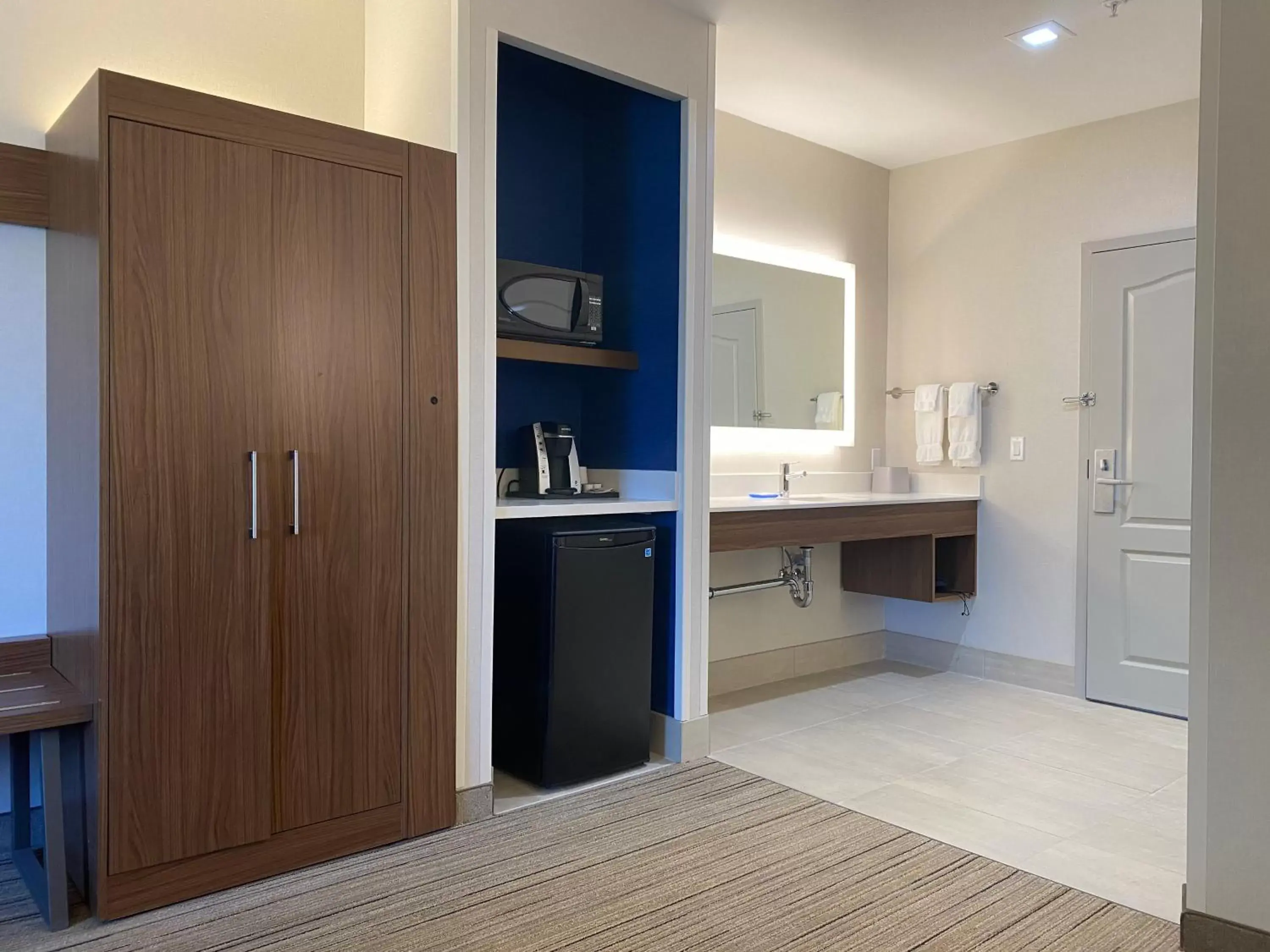 Bedroom, Kitchen/Kitchenette in Hotel Fairchild Bedroom, Kitchen/Kitchenette in Hotel Fairchild