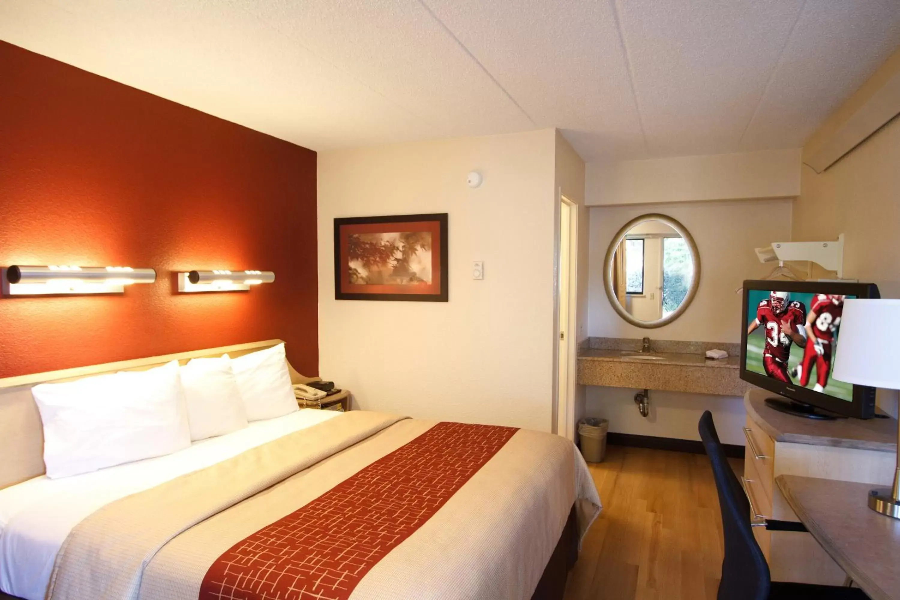 Standard King Room Smoke Free in Red Roof Inn Allentown Airport Standard King Room Smoke Free in Red Roof Inn Allentown Airport