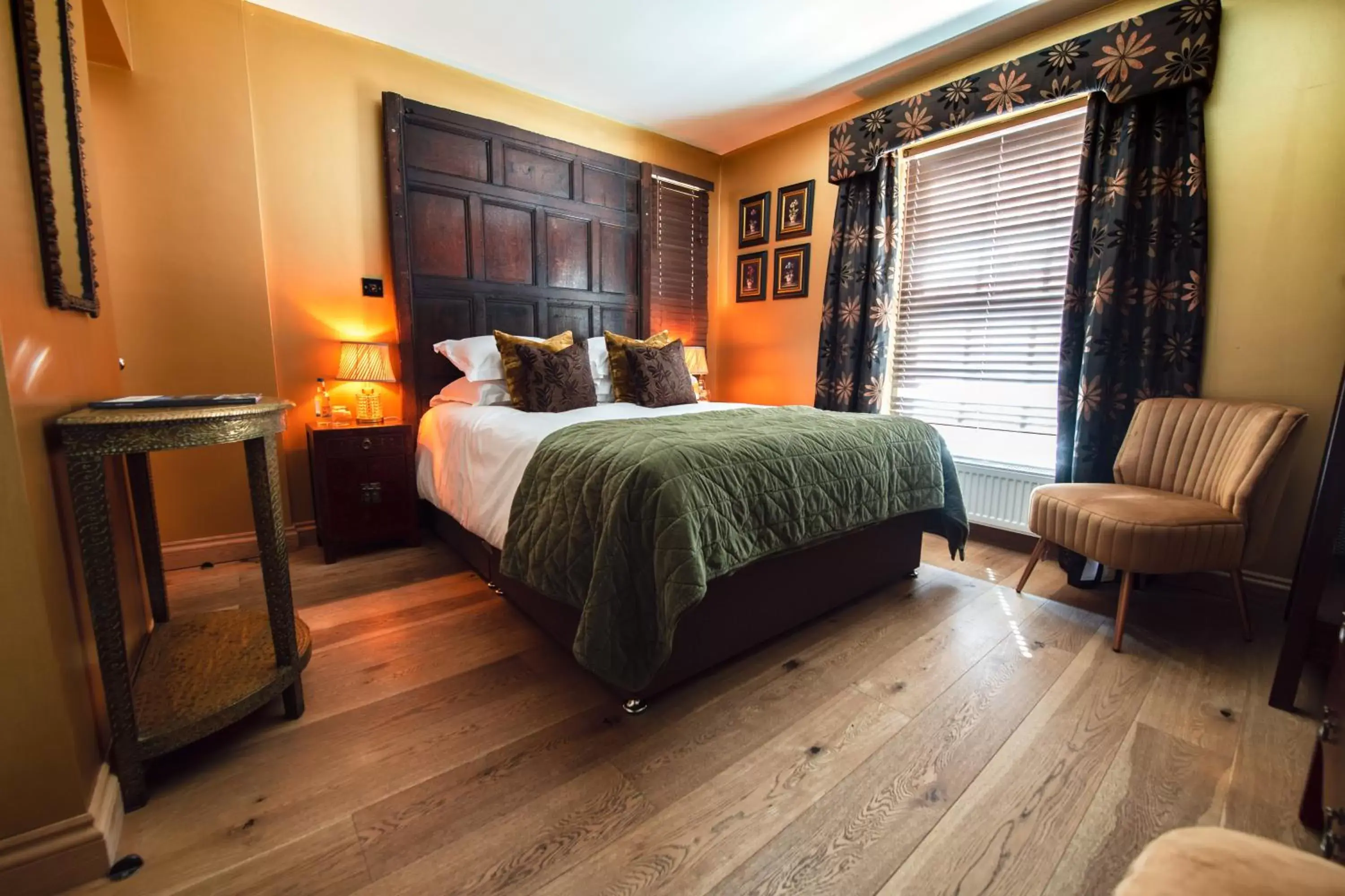 Double Room with Private Bathroom in RHUBARB at Drapers Hall Double Room with Private Bathroom in RHUBARB at Drapers Hall