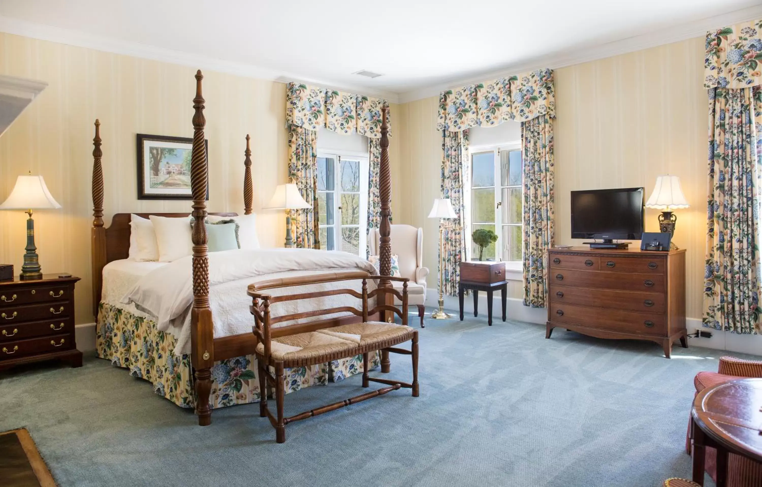 Deluxe Queen Room in Inn at Warner Hall Deluxe Queen Room in Inn at Warner Hall