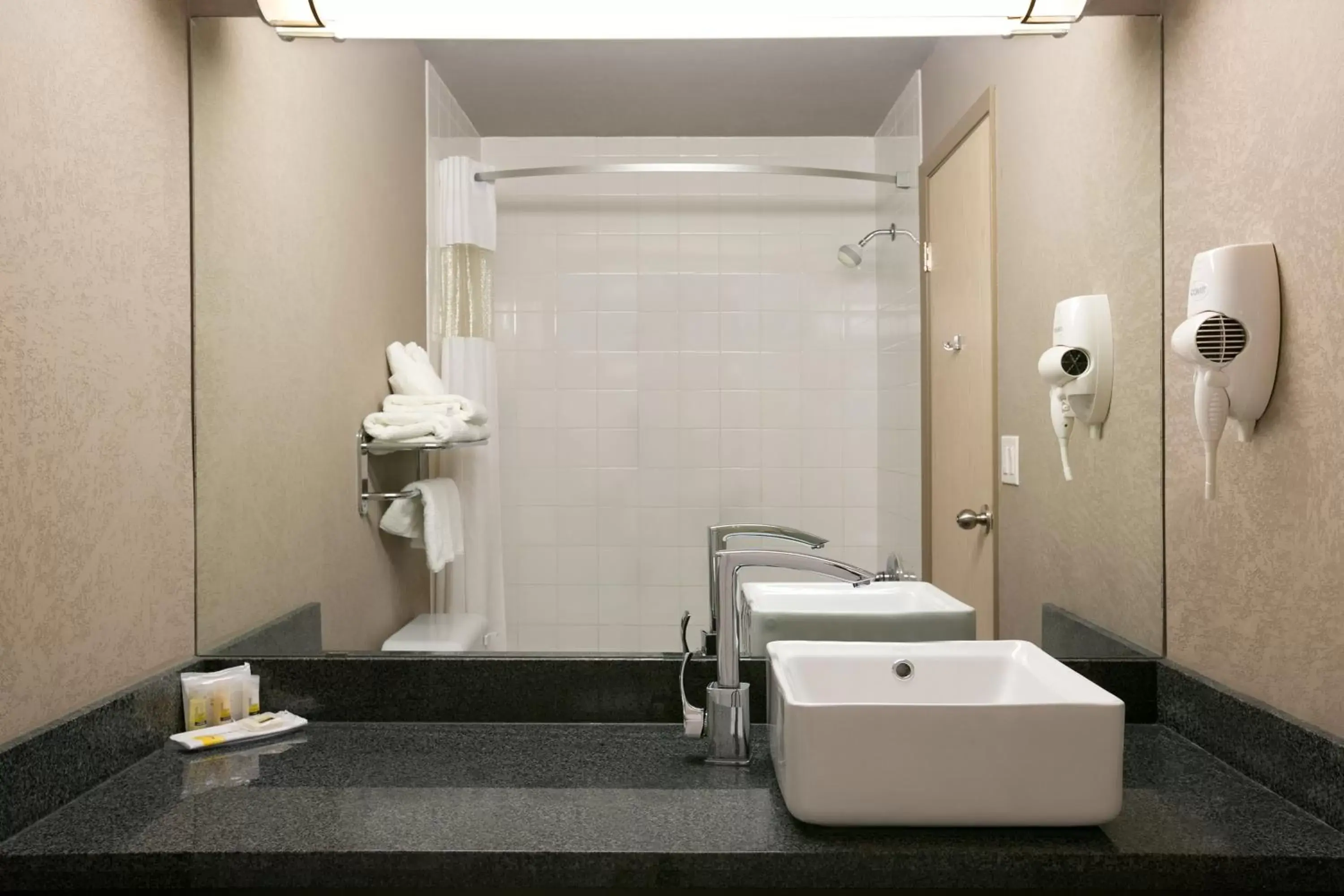 King Suite with Sofa Bed- Non-Smoking in Days Inn by Wyndham Regina King Suite with Sofa Bed- Non-Smoking in Days Inn by Wyndham Regina