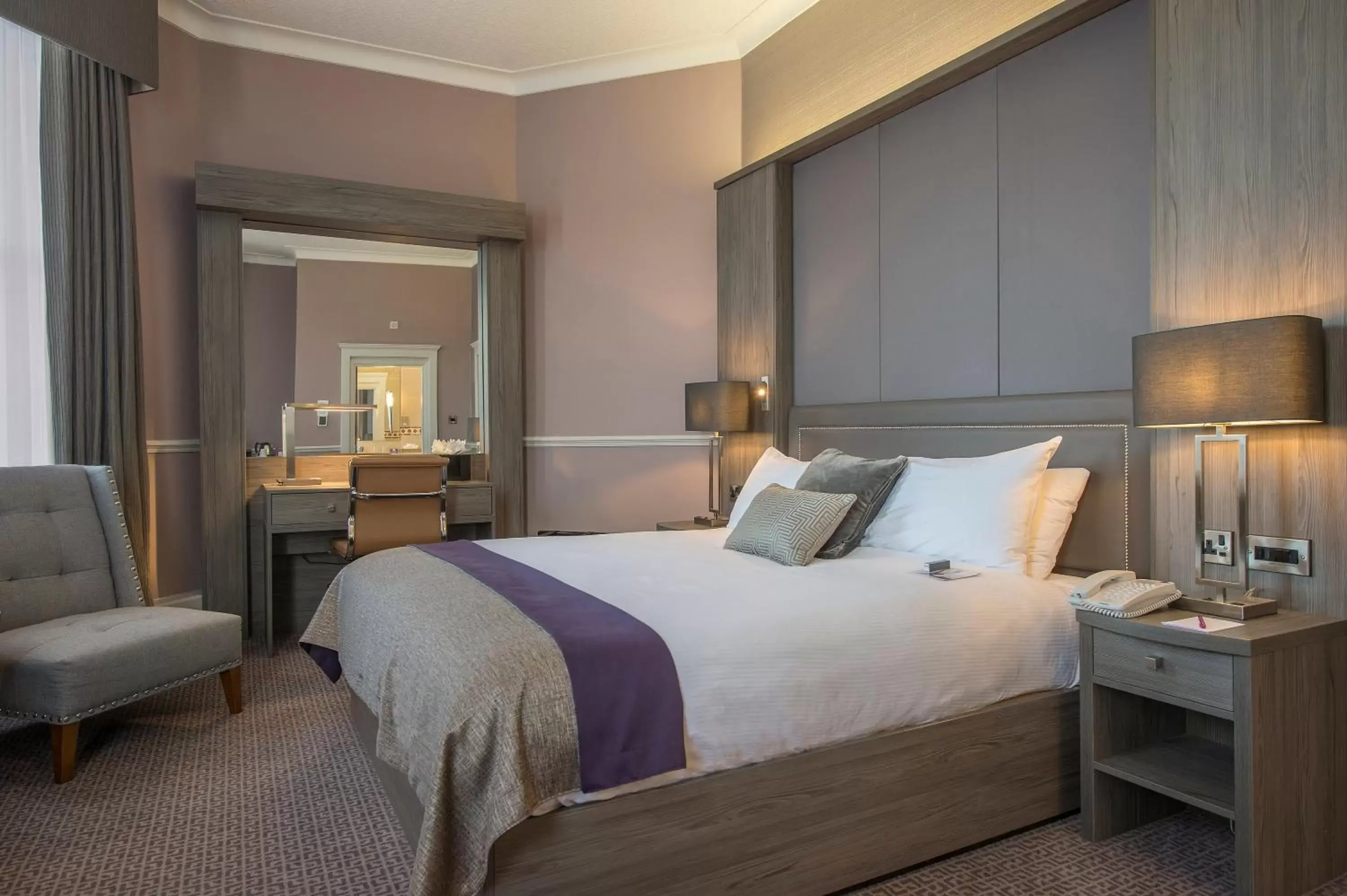 Premium King with Sofa in Crowne Plaza - Sheffield, an IHG Hotel Premium King with Sofa in Crowne Plaza - Sheffield, an IHG Hotel