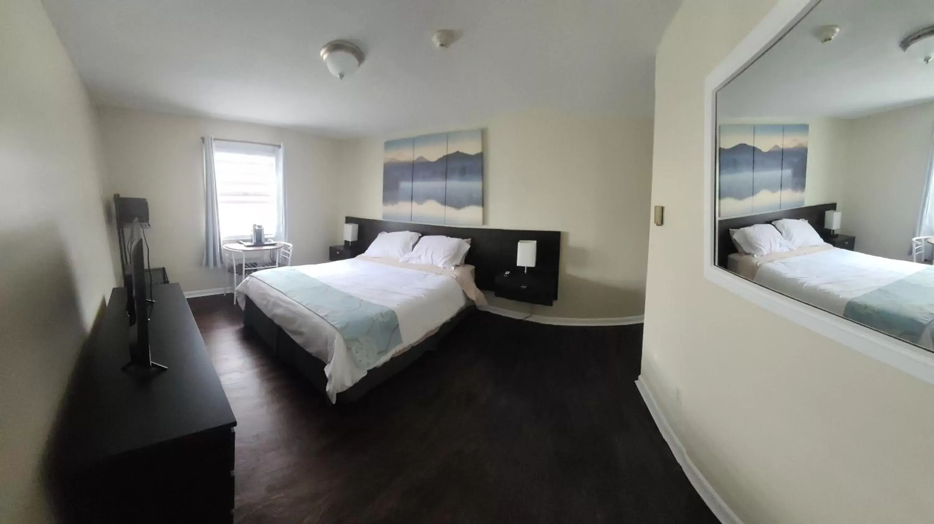 Deluxe Queen Room in Lake Shore Farm Inn Deluxe Queen Room in Lake Shore Farm Inn