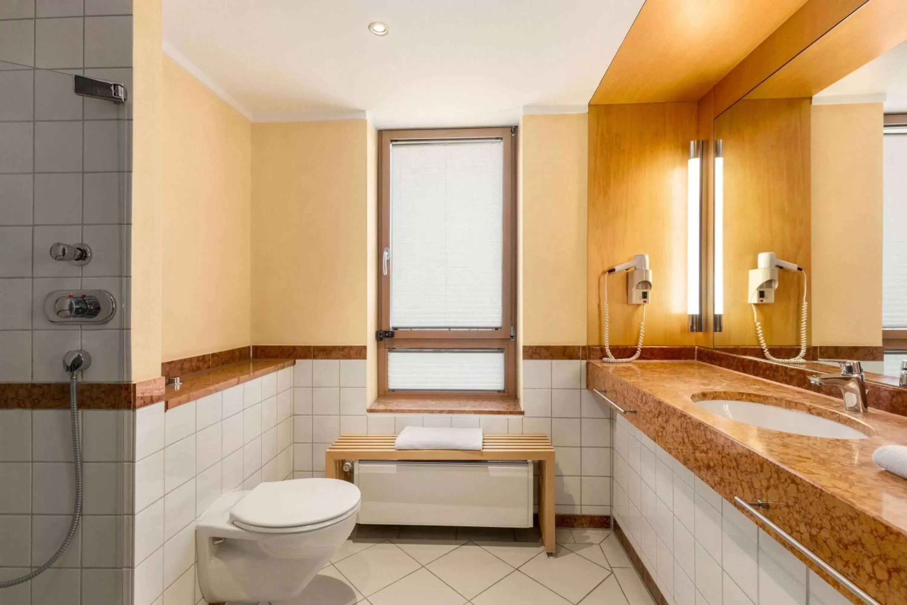 Deluxe Twin Room in Vienna House by Wyndham Remarque Osnabrück Deluxe Twin Room in Vienna House by Wyndham Remarque Osnabrück