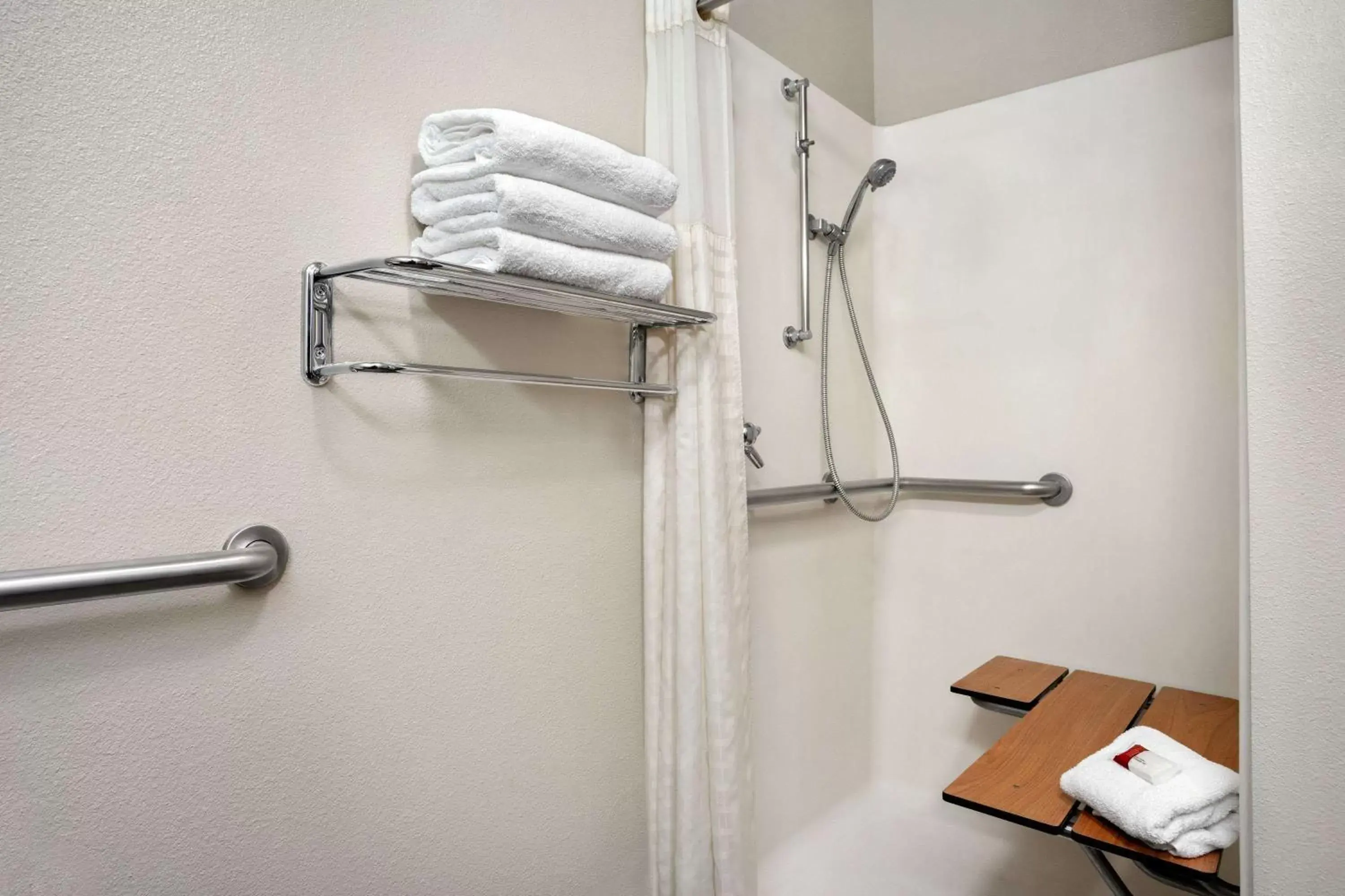 Deluxe Queen Room - Mobility Access/Non-Smoking in Travelodge by Wyndham Yuma Deluxe Queen Room - Mobility Access/Non-Smoking in Travelodge by Wyndham Yuma