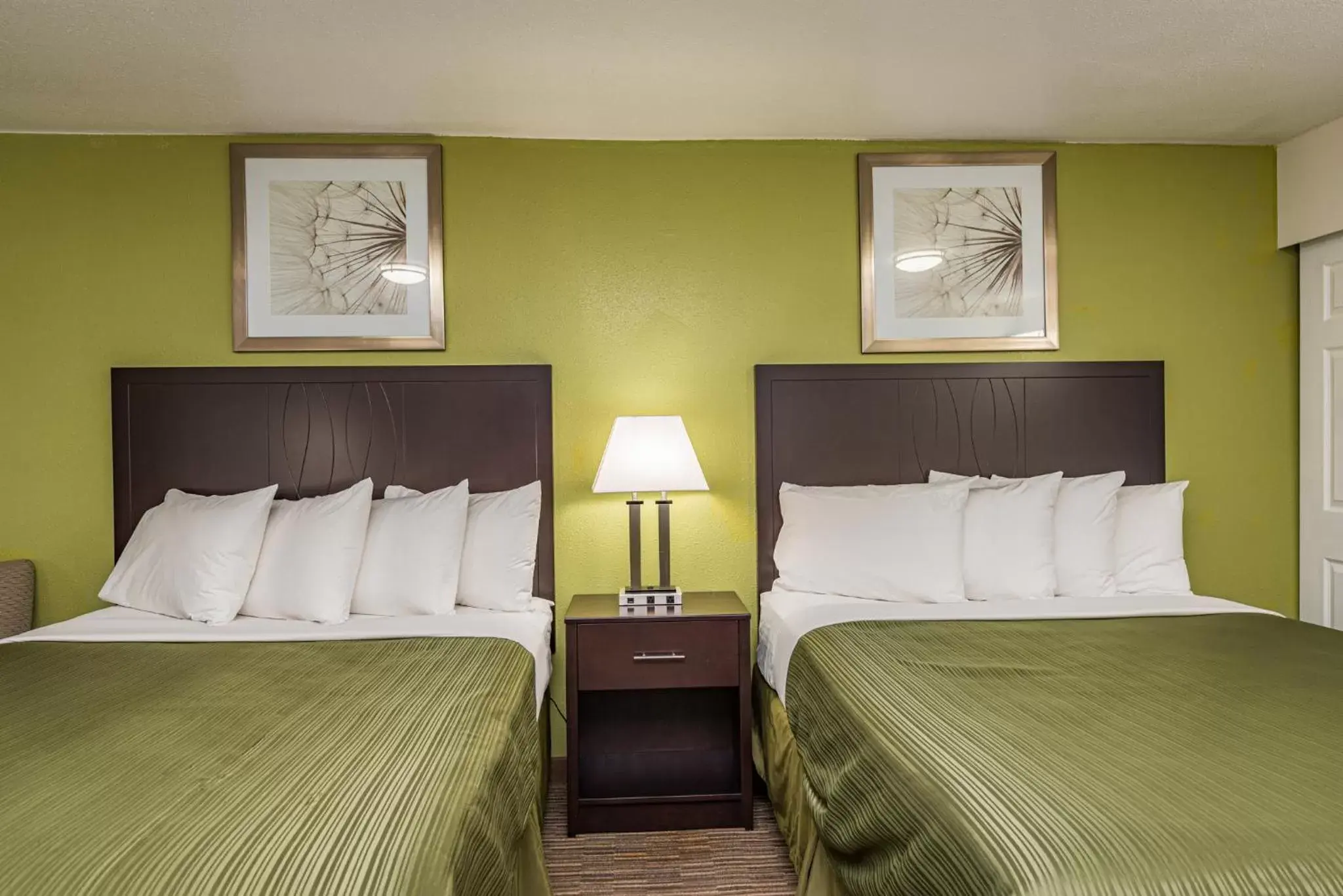 Queen Room with Two Queen Beds - Non-Smoking in Sundowner Motel Sequim Queen Room with Two Queen Beds - Non-Smoking in Sundowner Motel Sequim