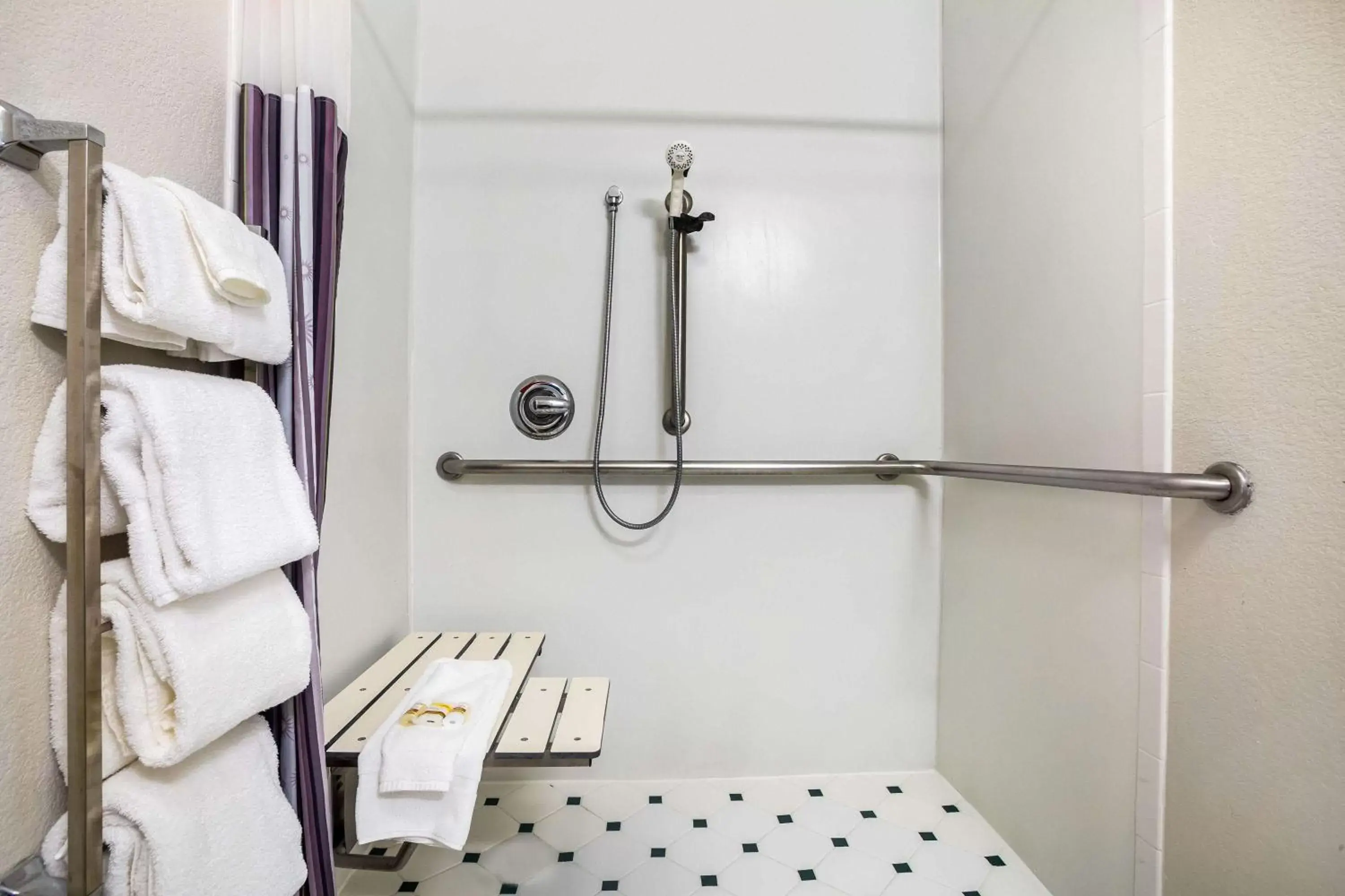 Double Room with Two Double Beds and Roll-In Shower - Mobility/Hearing Accessible - Non-Smoking in La Quinta by Wyndham Austin Southwest Double Room with Two Double Beds and Roll-In Shower - Mobility/Hearing Accessible - Non-Smoking in La Quinta by Wyndham Austin Southwest